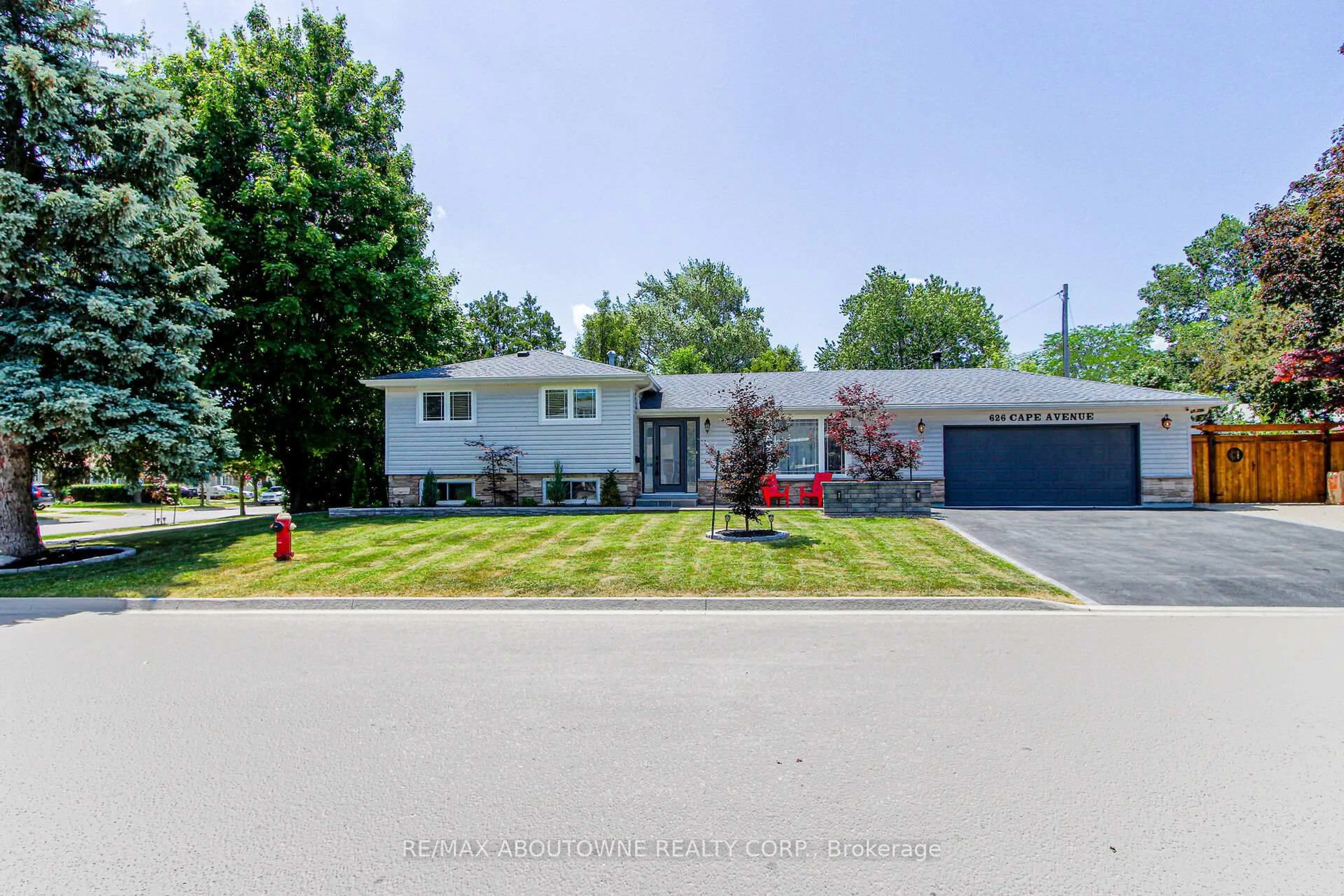 A pic from outside/outdoor area/front of a property/back of a property/a pic from drone, street for 626 Cape Ave, Burlington Ontario L7L 4M6