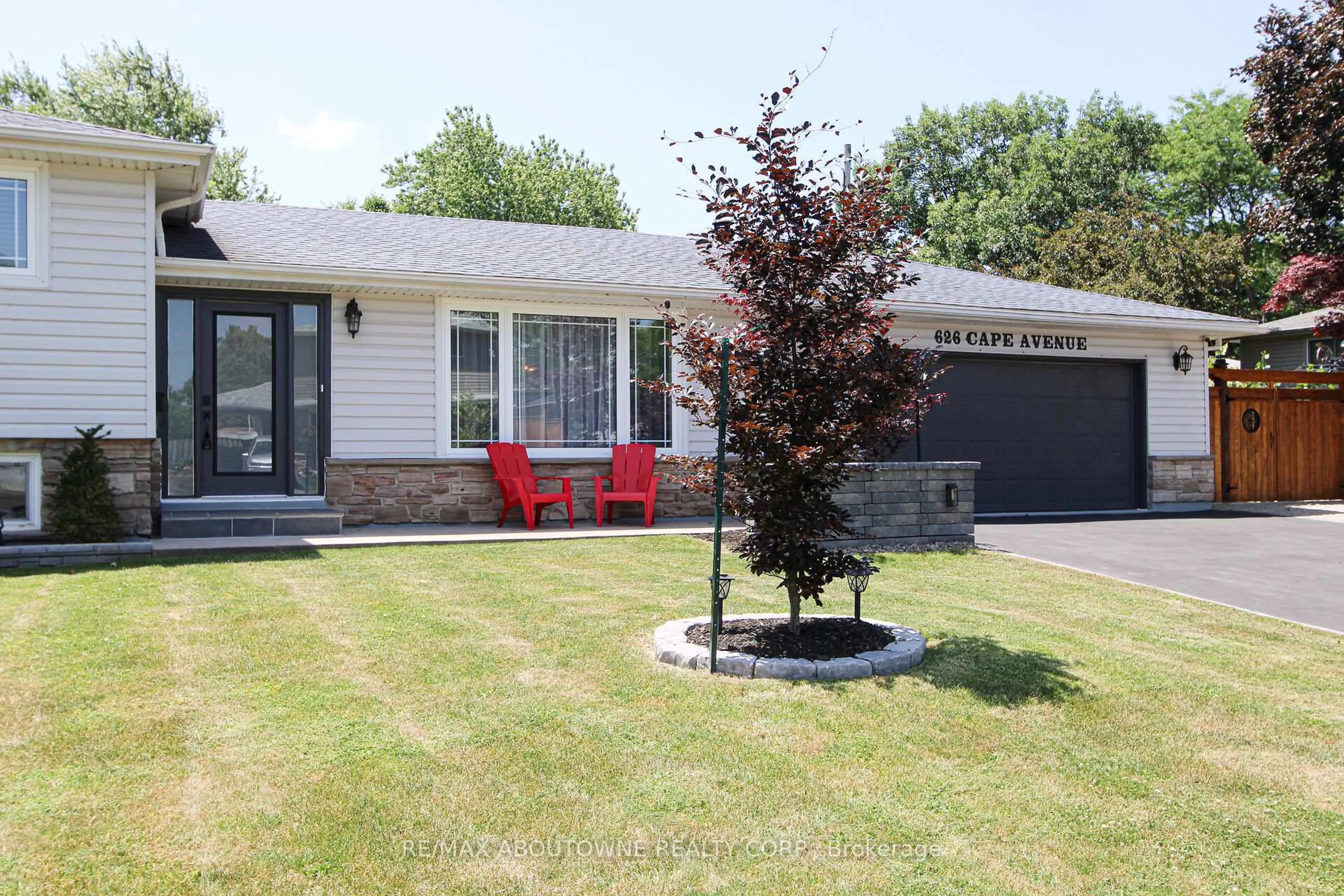 Home with vinyl exterior material, street for 626 Cape Ave, Burlington Ontario L7L 4M6