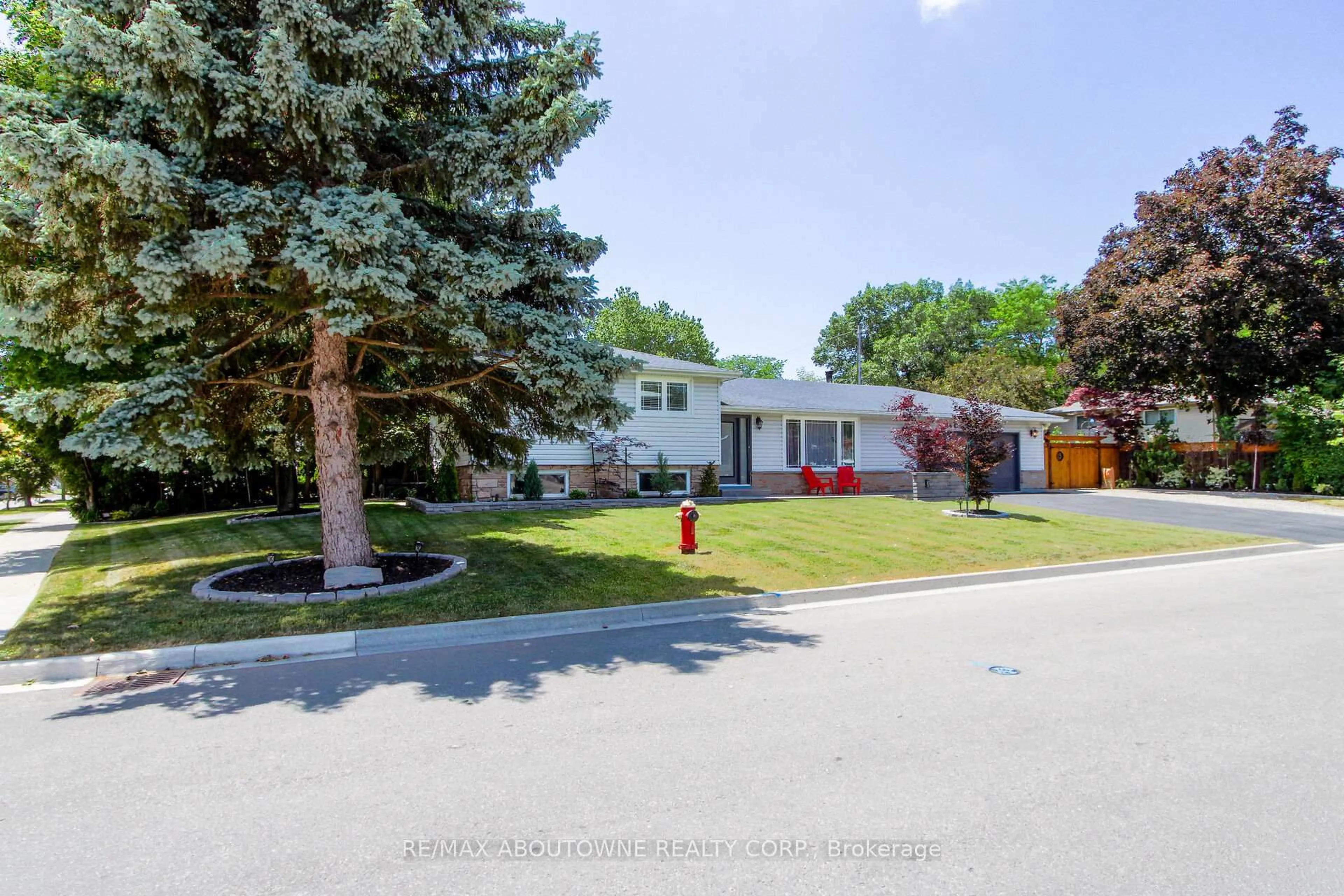 A pic from outside/outdoor area/front of a property/back of a property/a pic from drone, street for 626 Cape Ave, Burlington Ontario L7L 4M6
