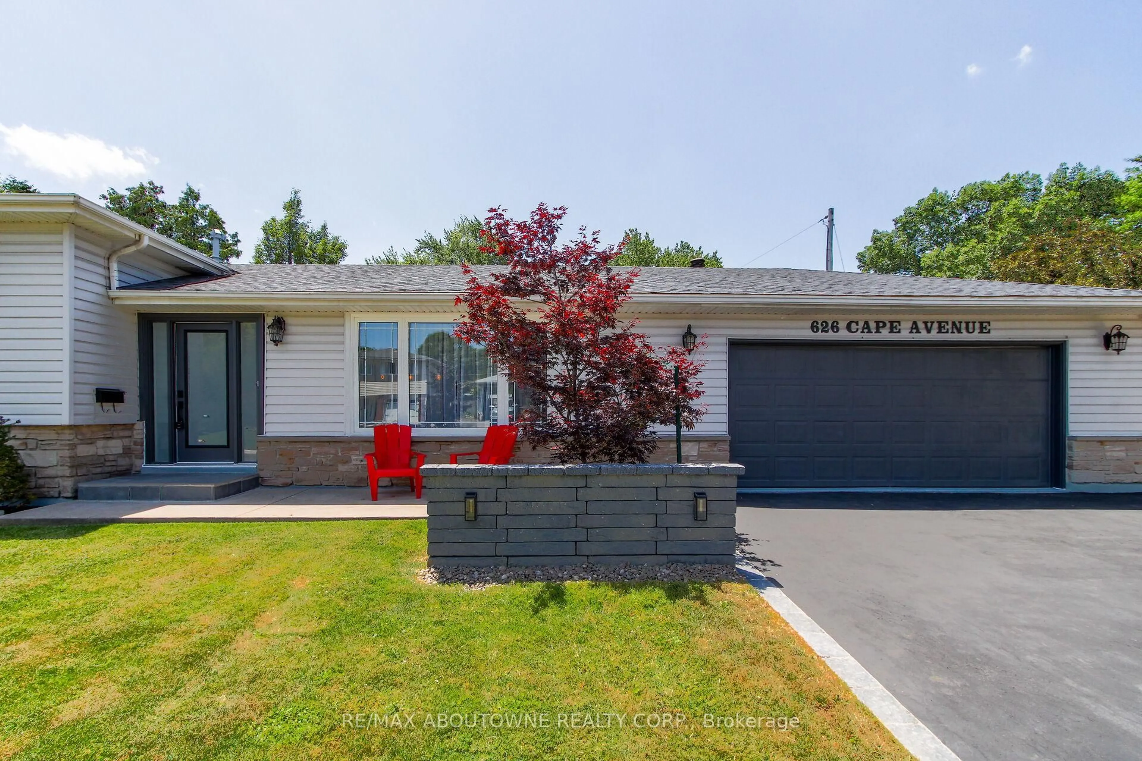 Home with vinyl exterior material, street for 626 Cape Ave, Burlington Ontario L7L 4M6