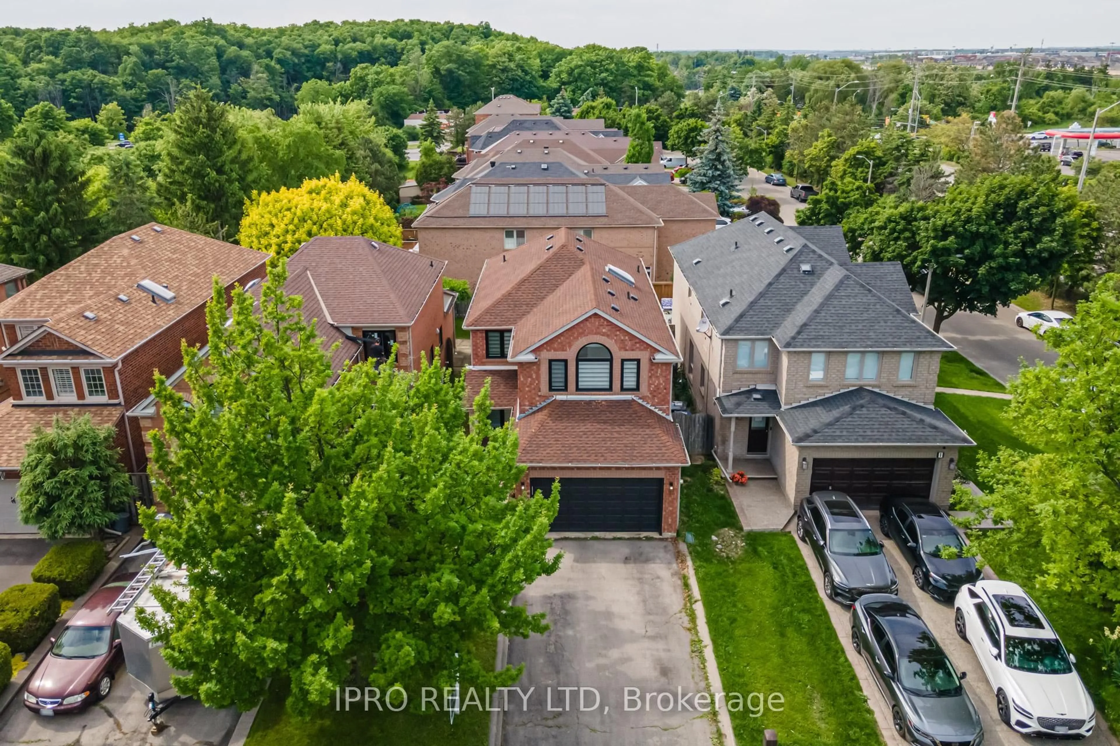 A pic from outside/outdoor area/front of a property/back of a property/a pic from drone, street for 3 Forestgrove Circ, Brampton Ontario L6Z 4T2