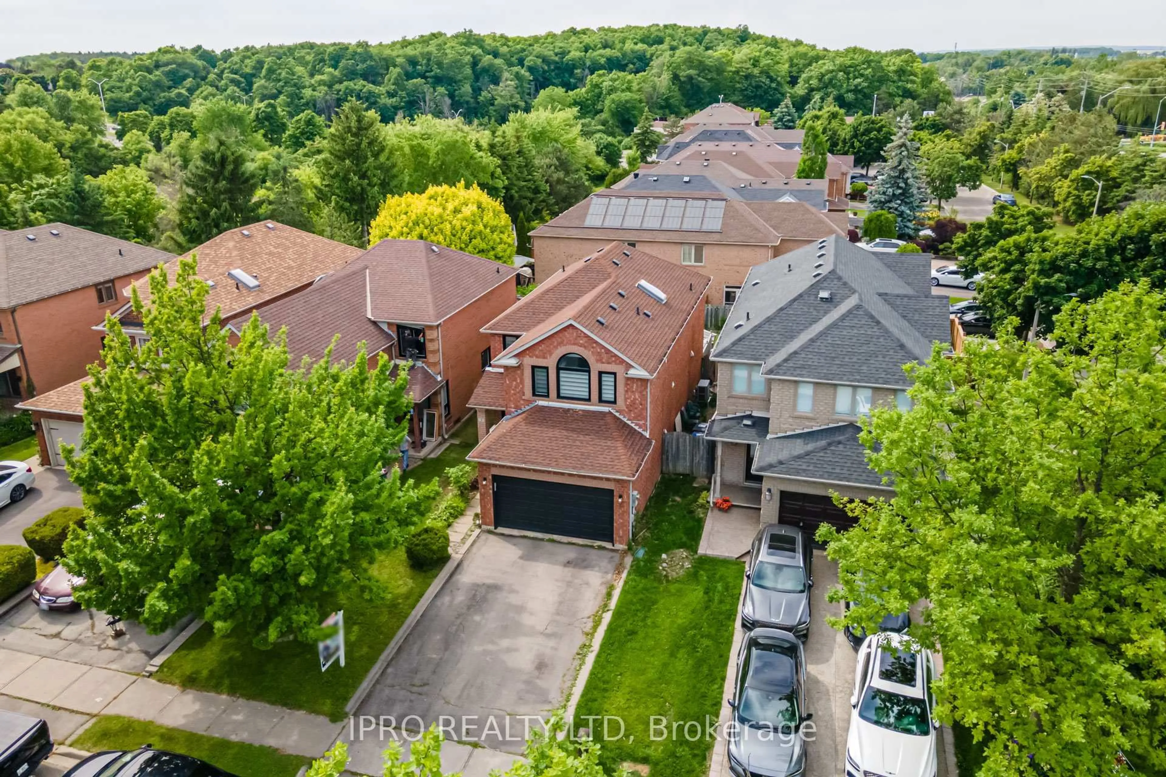 A pic from outside/outdoor area/front of a property/back of a property/a pic from drone, street for 3 Forestgrove Circ, Brampton Ontario L6Z 4T2