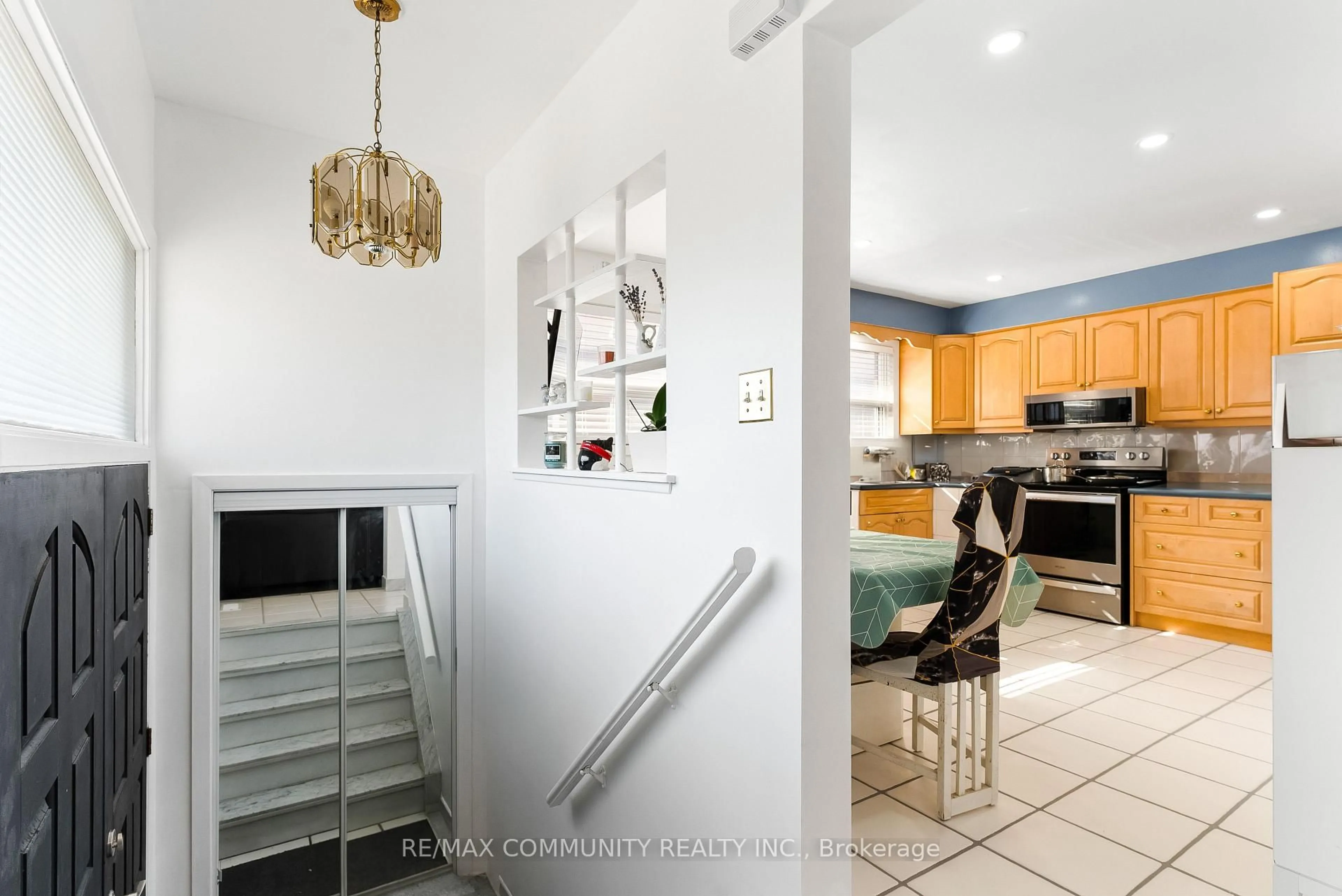 Open concept kitchen, ceramic/tile floor for 106 Victory Dr, Toronto Ontario M3M 2J8