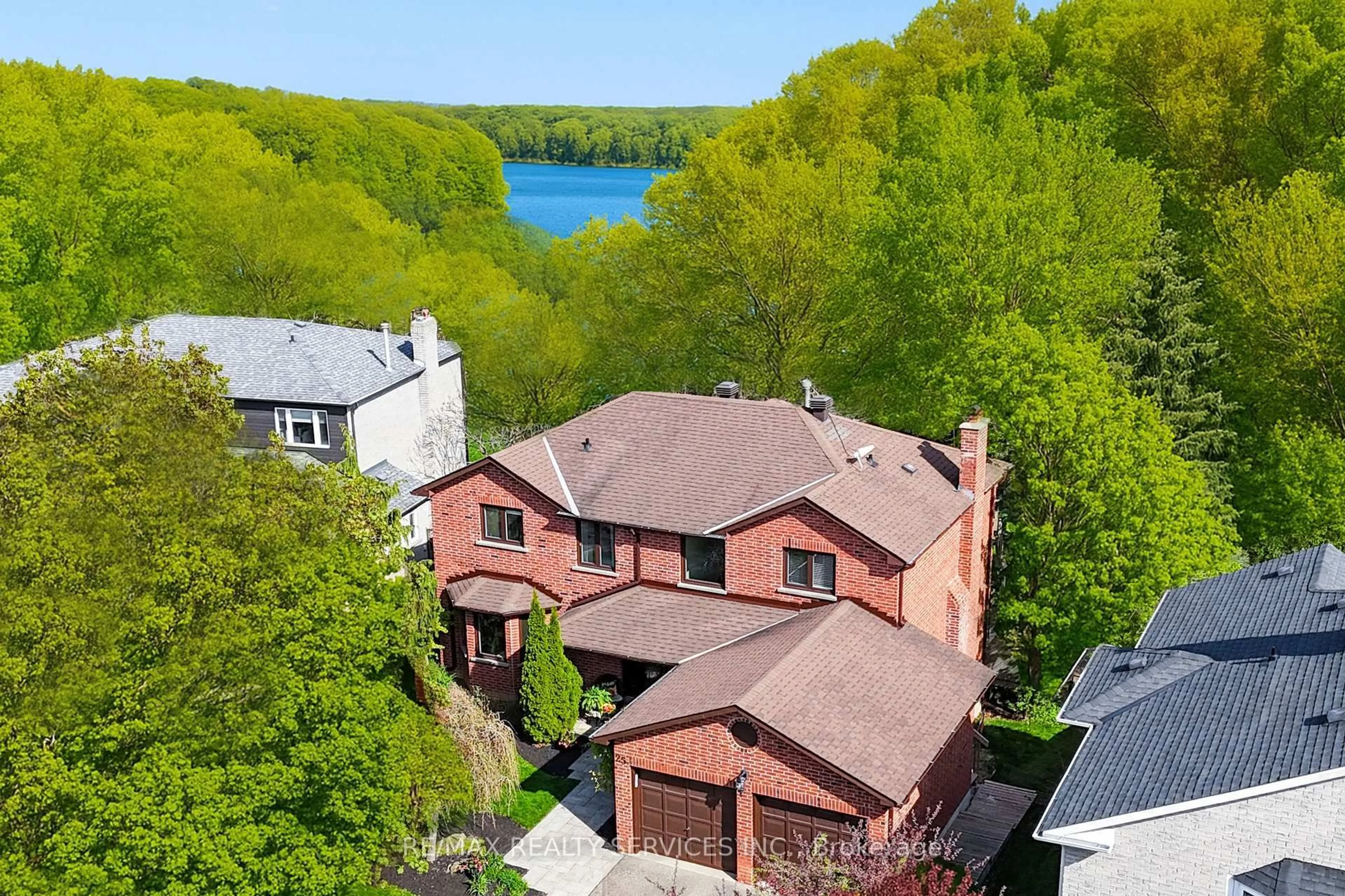 A pic from outside/outdoor area/front of a property/back of a property/a pic from drone, water/lake/river/ocean view for 25 Brookbank Crt, Brampton Ontario L6Z 3G4