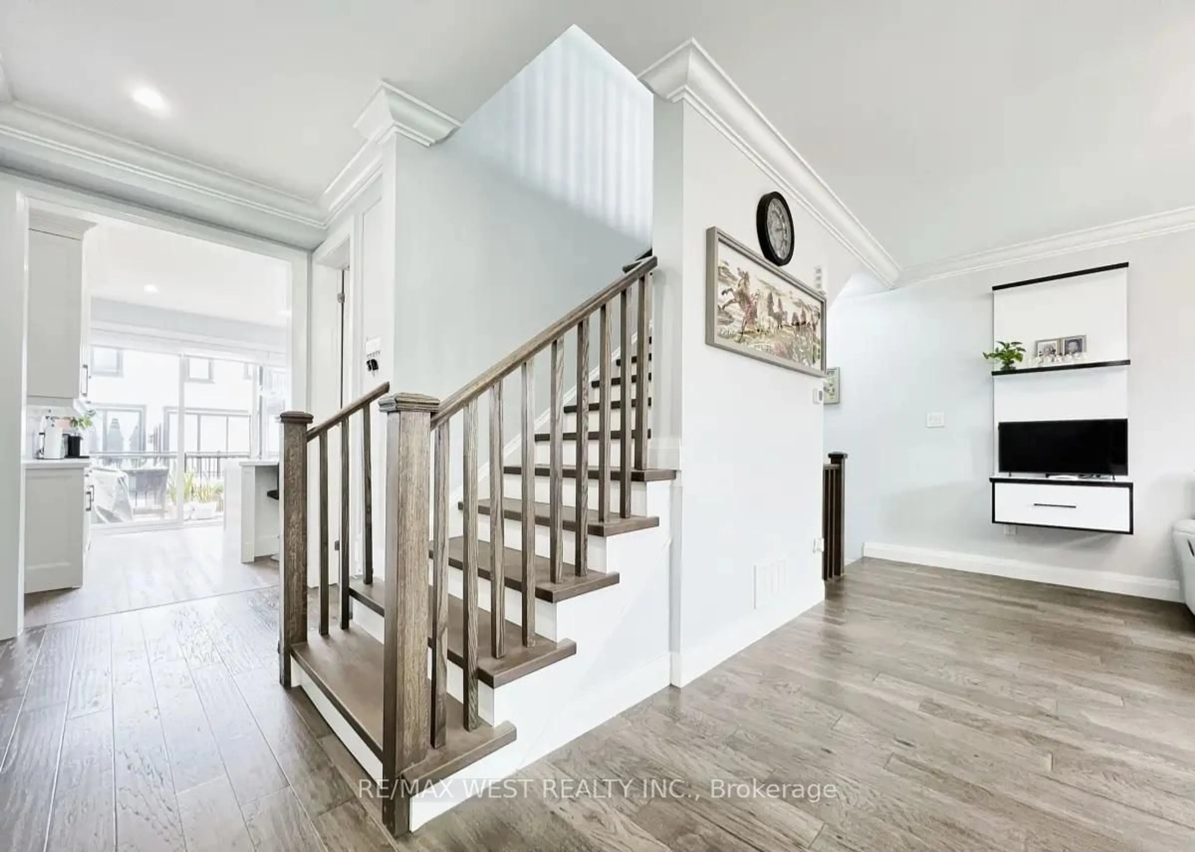 Indoor entryway for 975 Whitlock Ave #20, Milton Ontario L9E 1S9