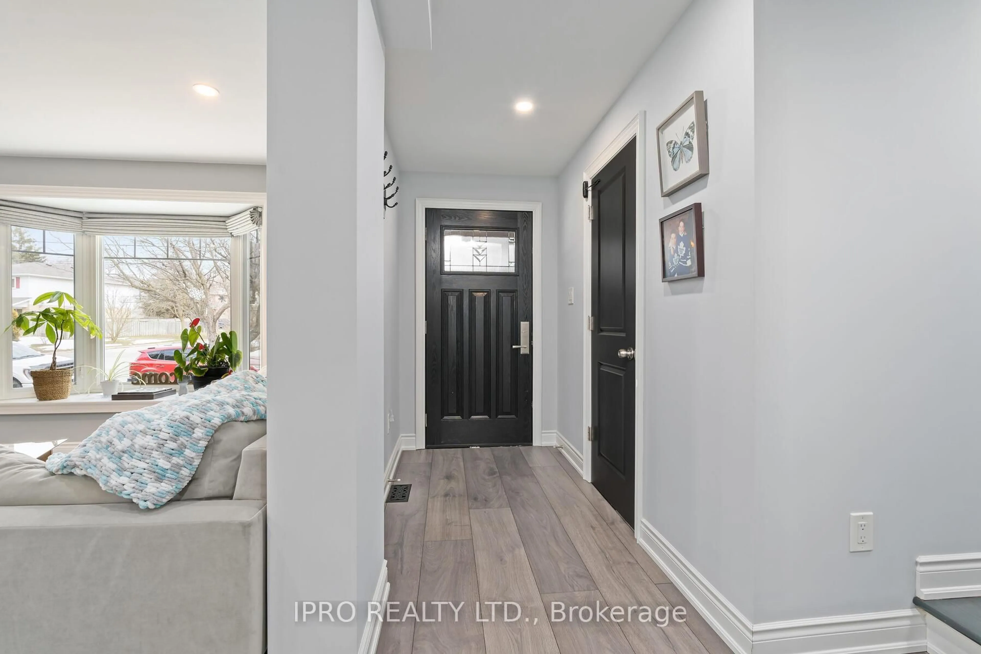 Indoor entryway for 89 John St, Halton Hills Ontario L7G 2J9