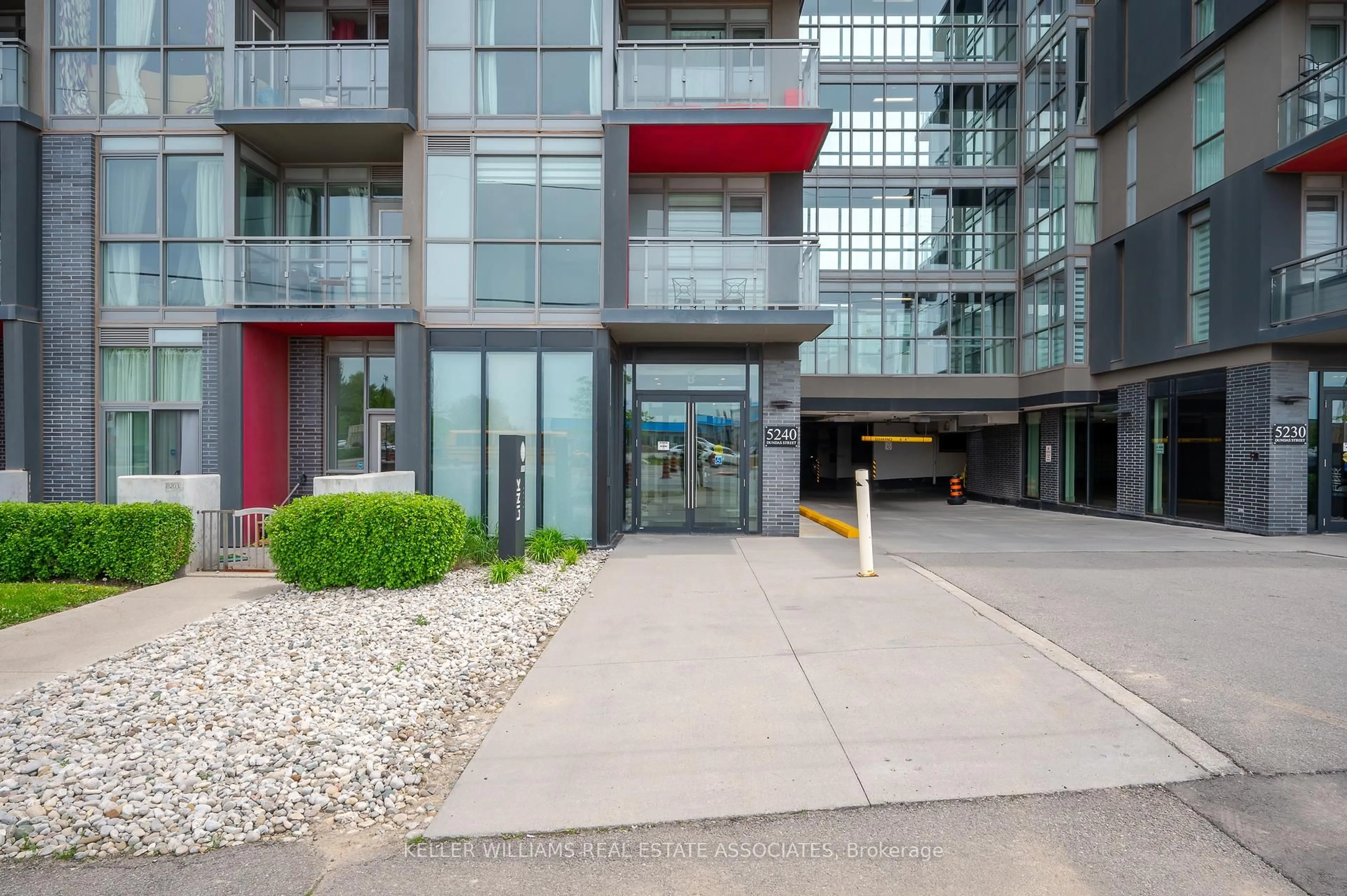 Indoor foyer for 5240 Dundas St #B412, Burlington Ontario L7L 0J6