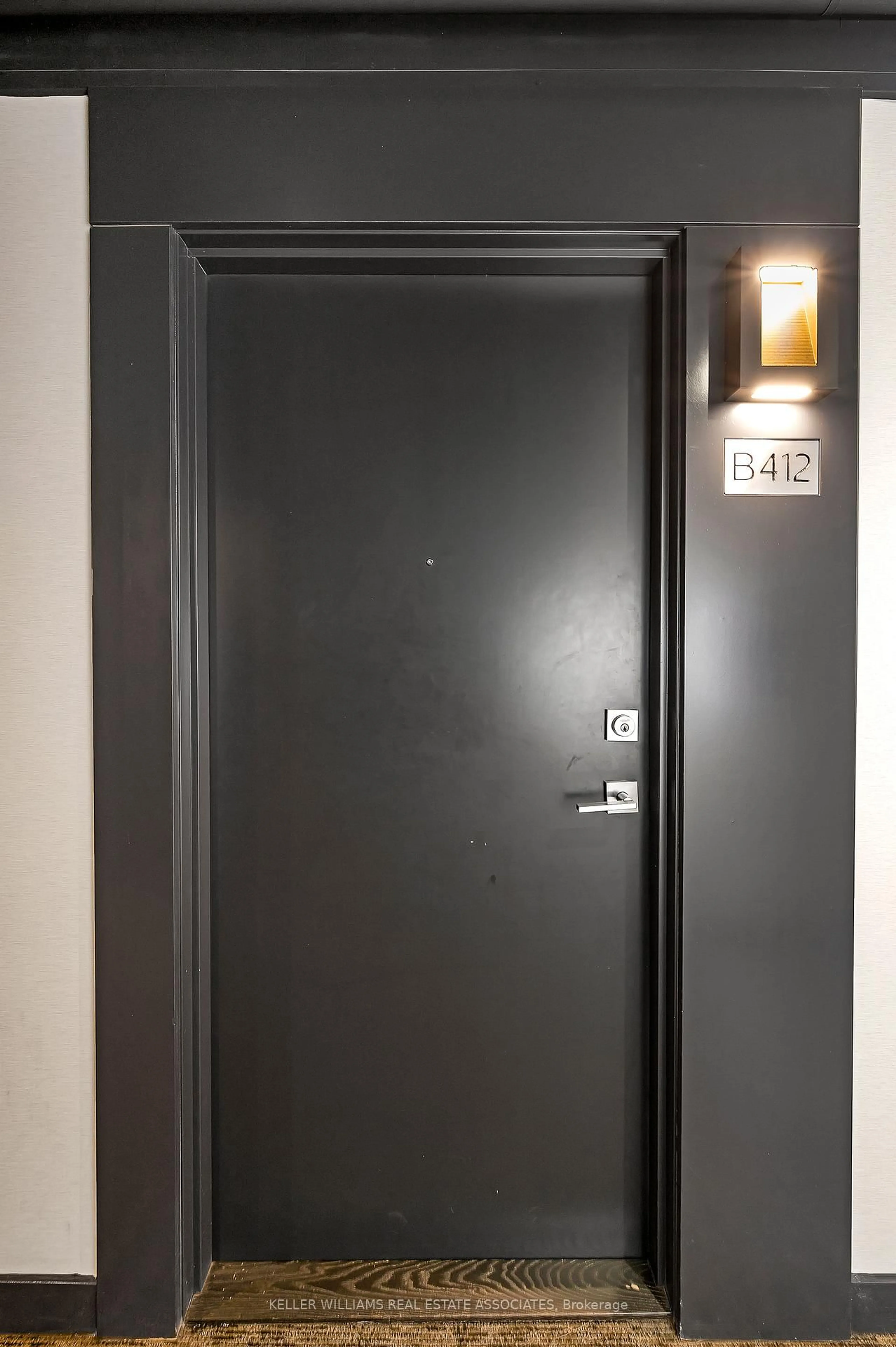 Indoor entryway for 5240 Dundas St #B412, Burlington Ontario L7L 0J6