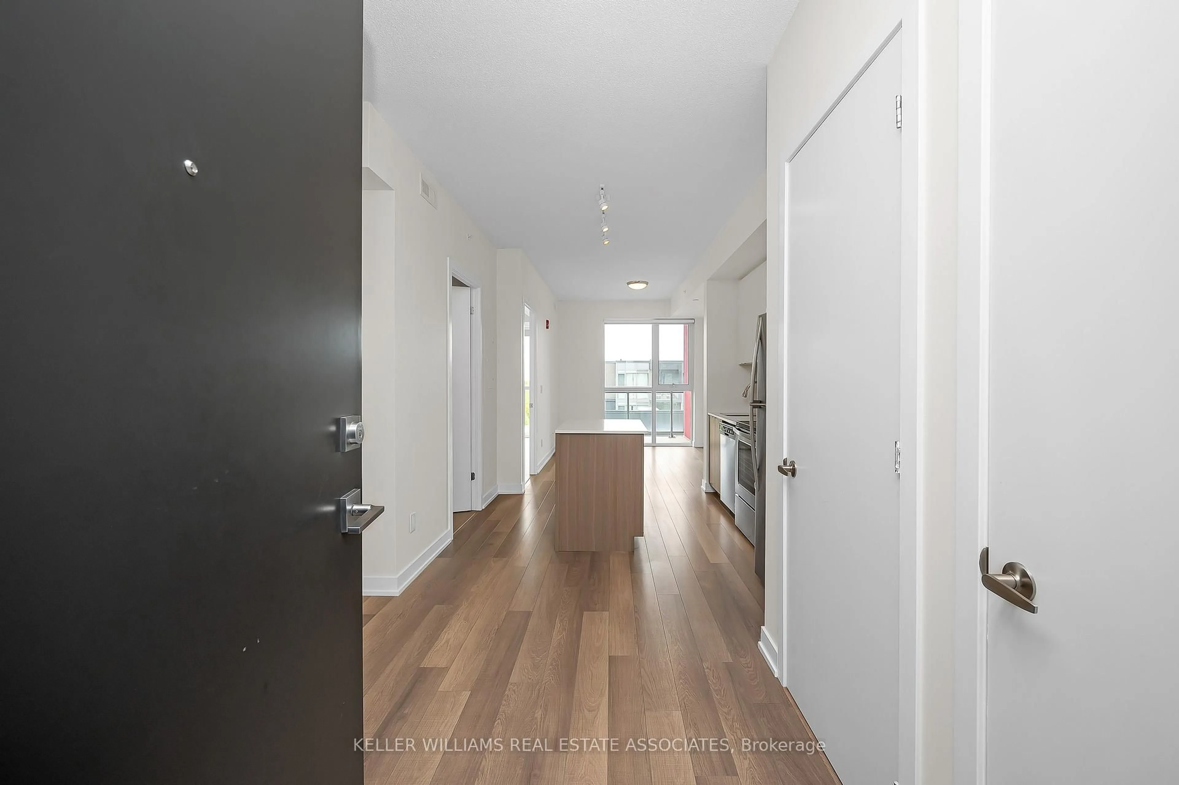 Indoor entryway for 5240 Dundas St #B412, Burlington Ontario L7L 0J6