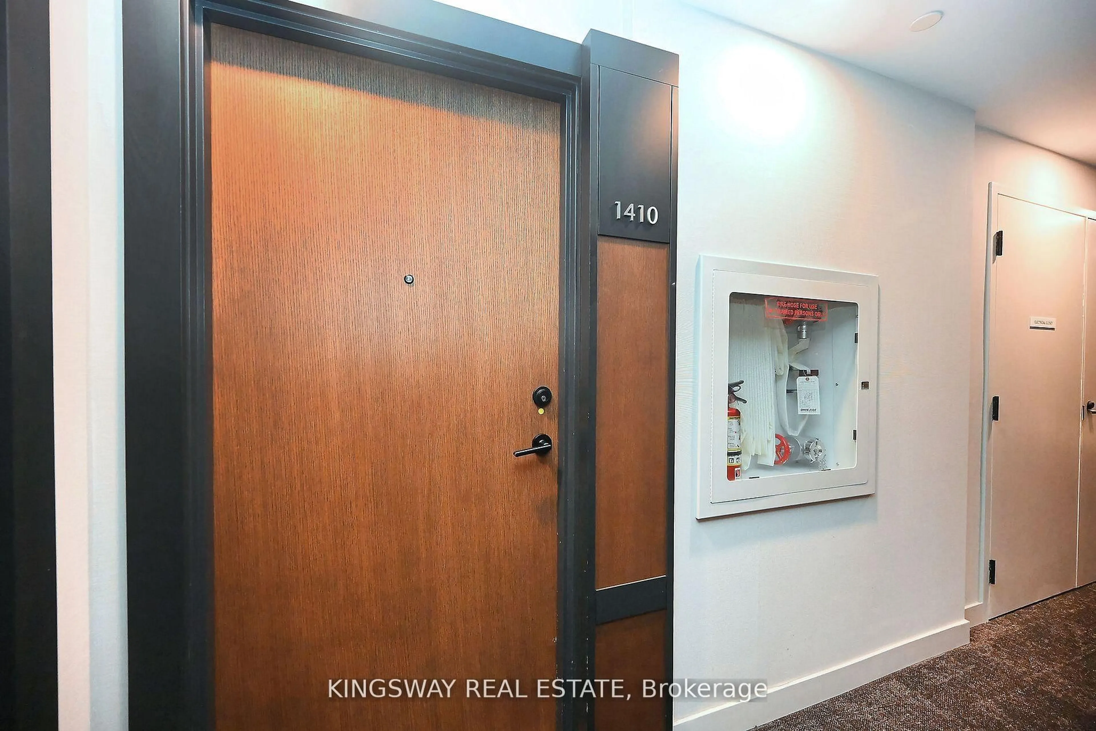 Indoor entryway for 4065 Confederation Pkwy #1410, Mississauga Ontario L5B 4N1