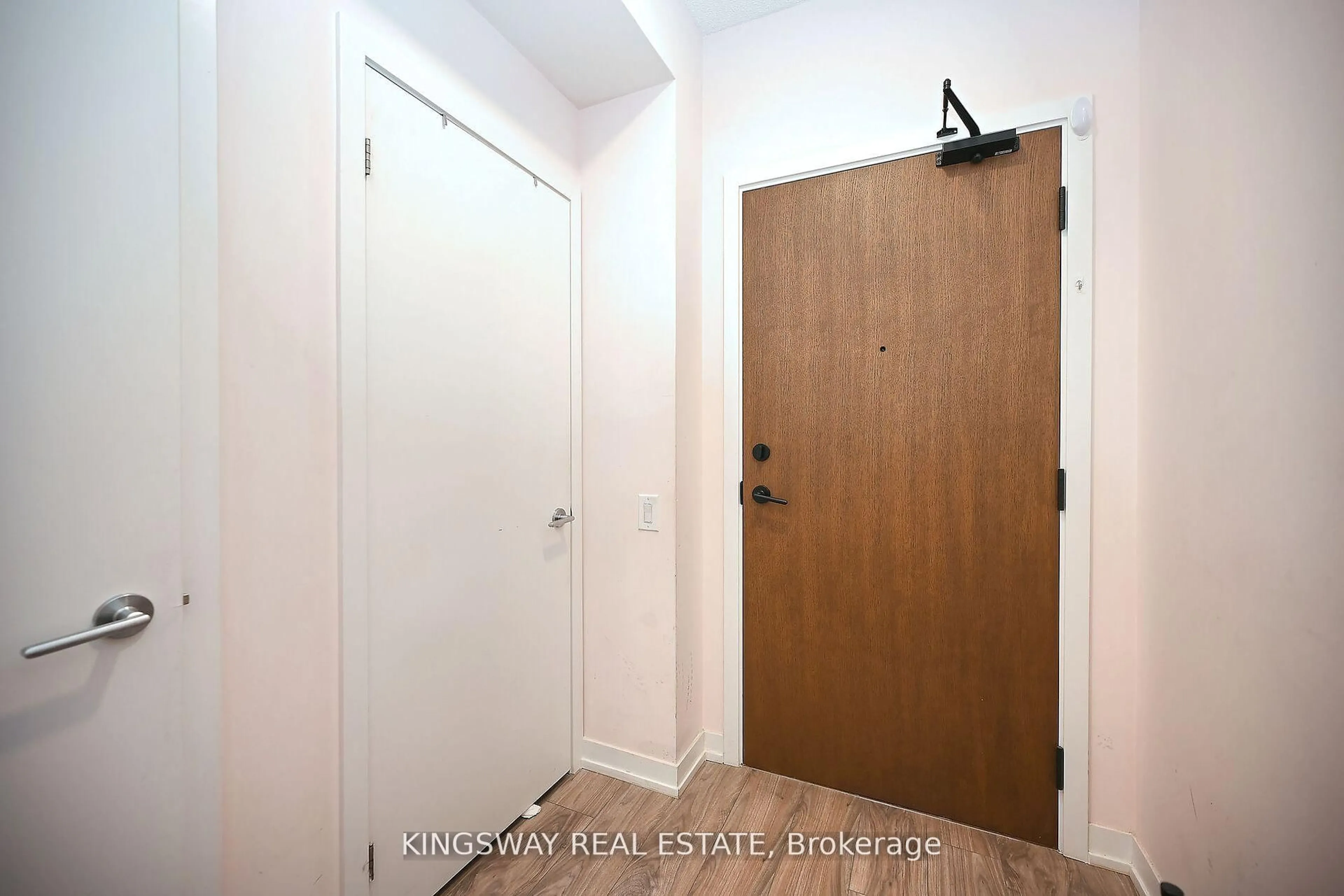 Indoor entryway for 4065 Confederation Pkwy #1410, Mississauga Ontario L5B 4N1
