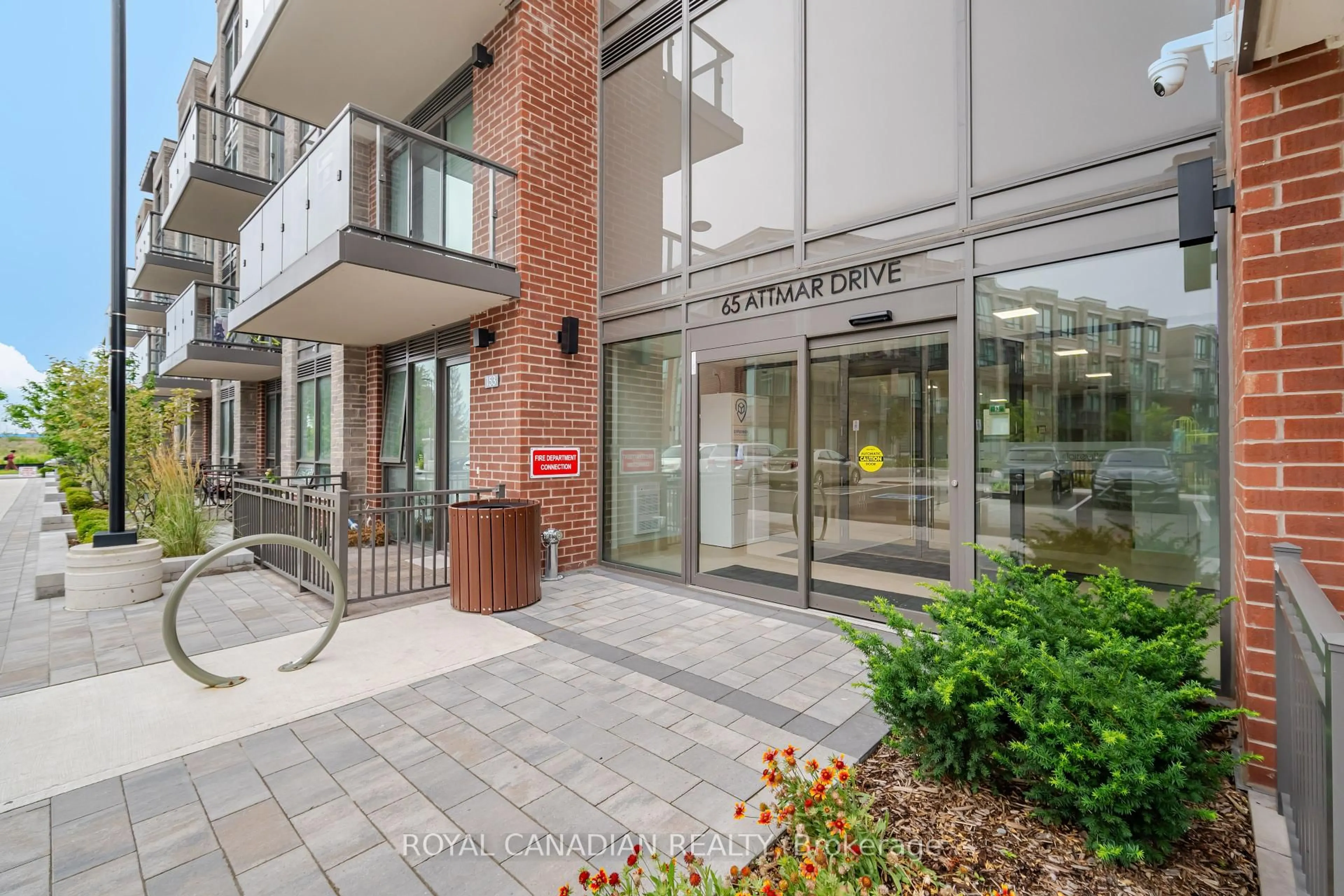 Indoor foyer for 65 Attmar Dr #263, Brampton Ontario L6P 0Y6