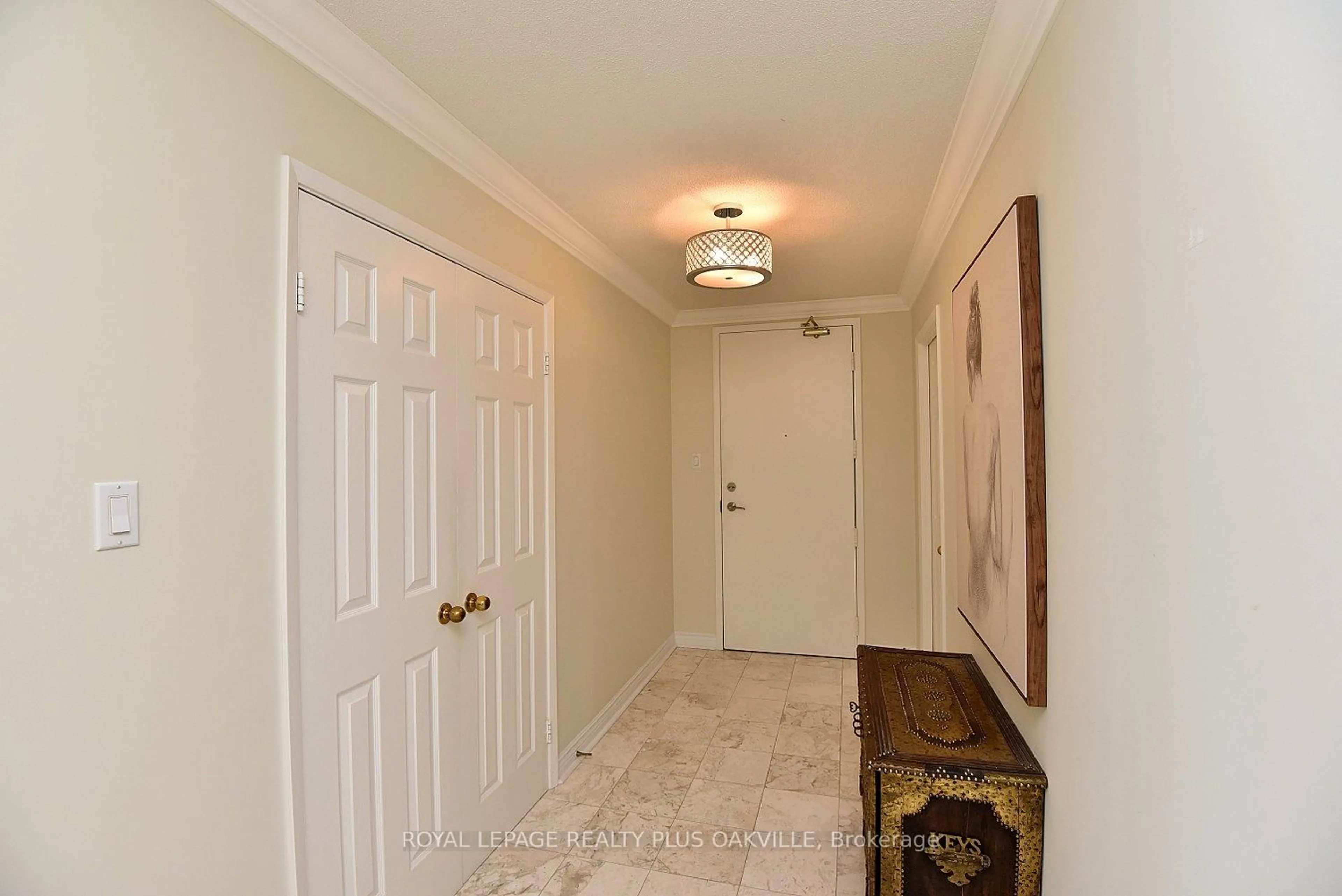 Indoor entryway for 2190 Lakeshore Rd #204, Burlington Ontario L7R 4K1