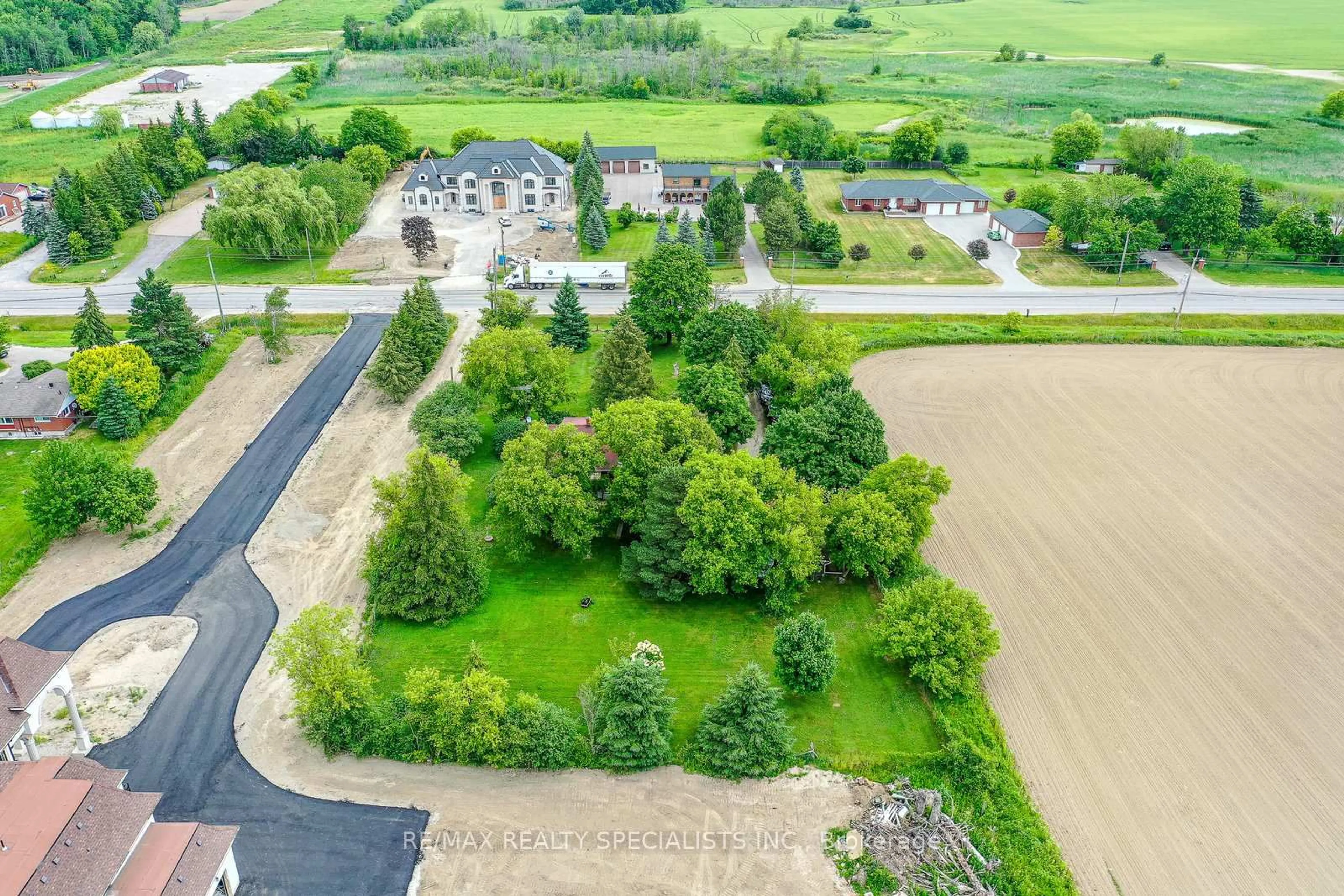 A pic from outside/outdoor area/front of a property/back of a property/a pic from drone, unknown for 15208 Airport Rd, Caledon Ontario L7C 2W7