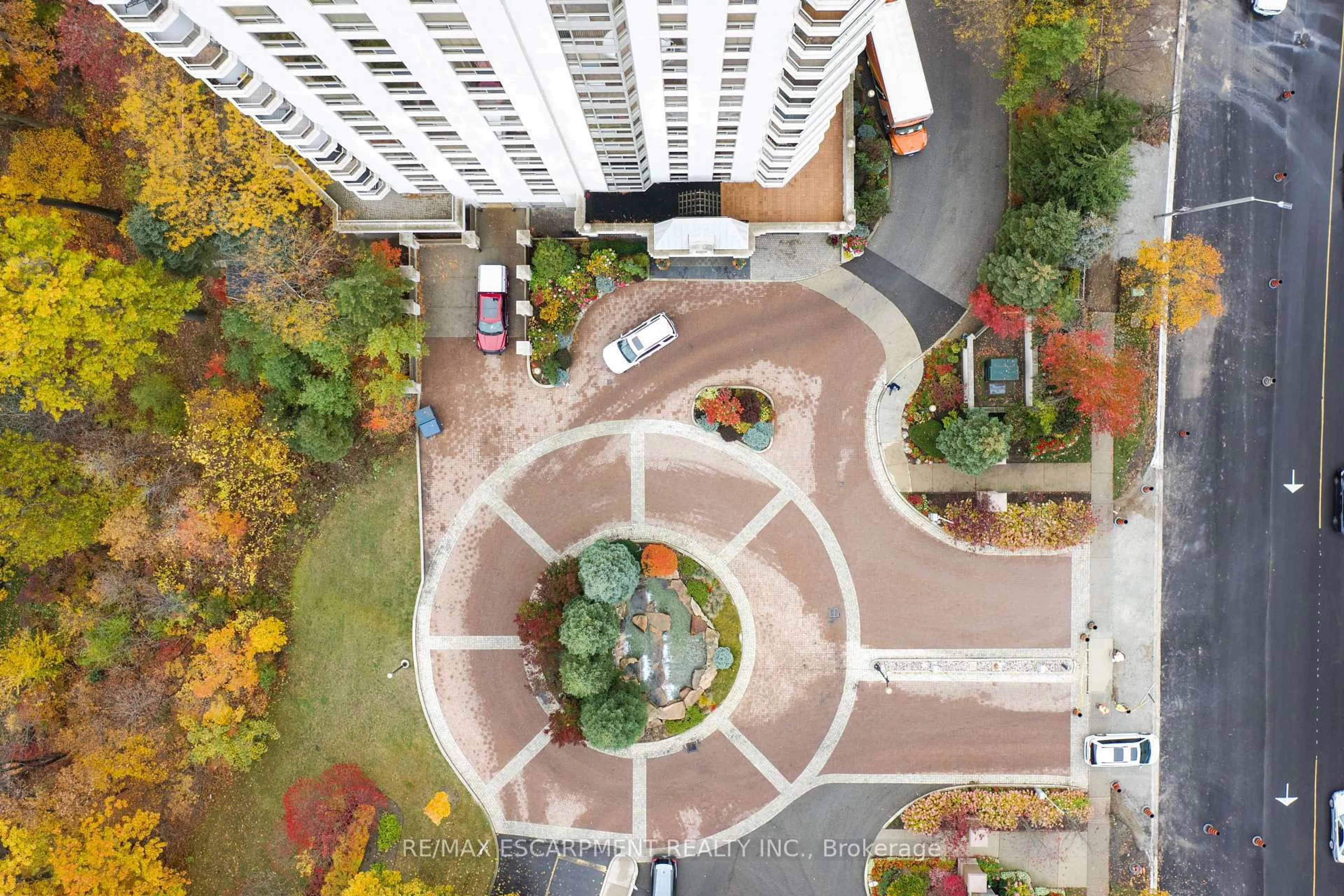 A pic from outside/outdoor area/front of a property/back of a property/a pic from drone, city buildings view from balcony for 1900 The Collegeway #PH7, Mississauga Ontario L5L 5Y8