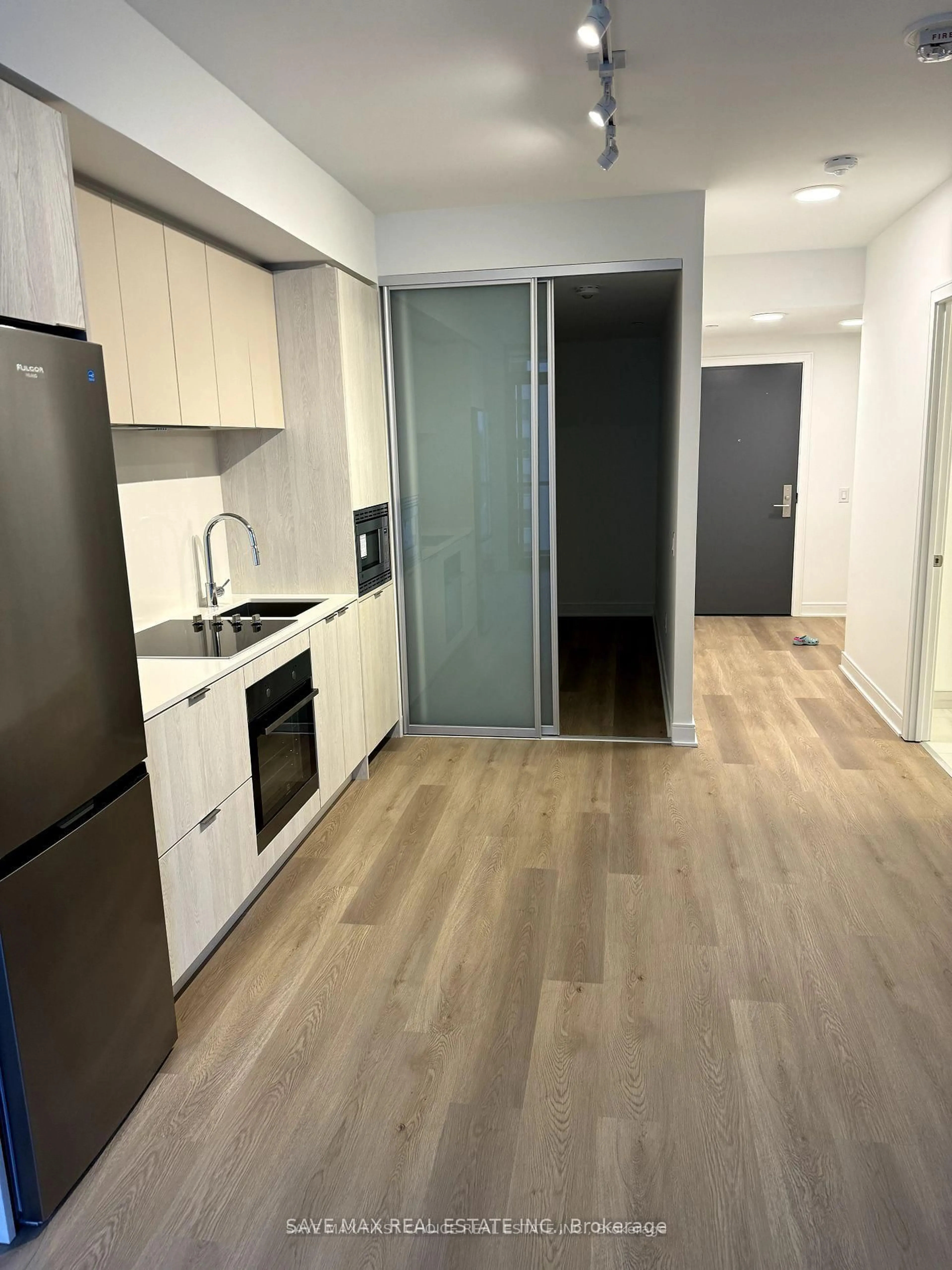 Standard kitchen, unknown for 86 DUNDAS St #510, Mississauga Ontario L5A 0B1