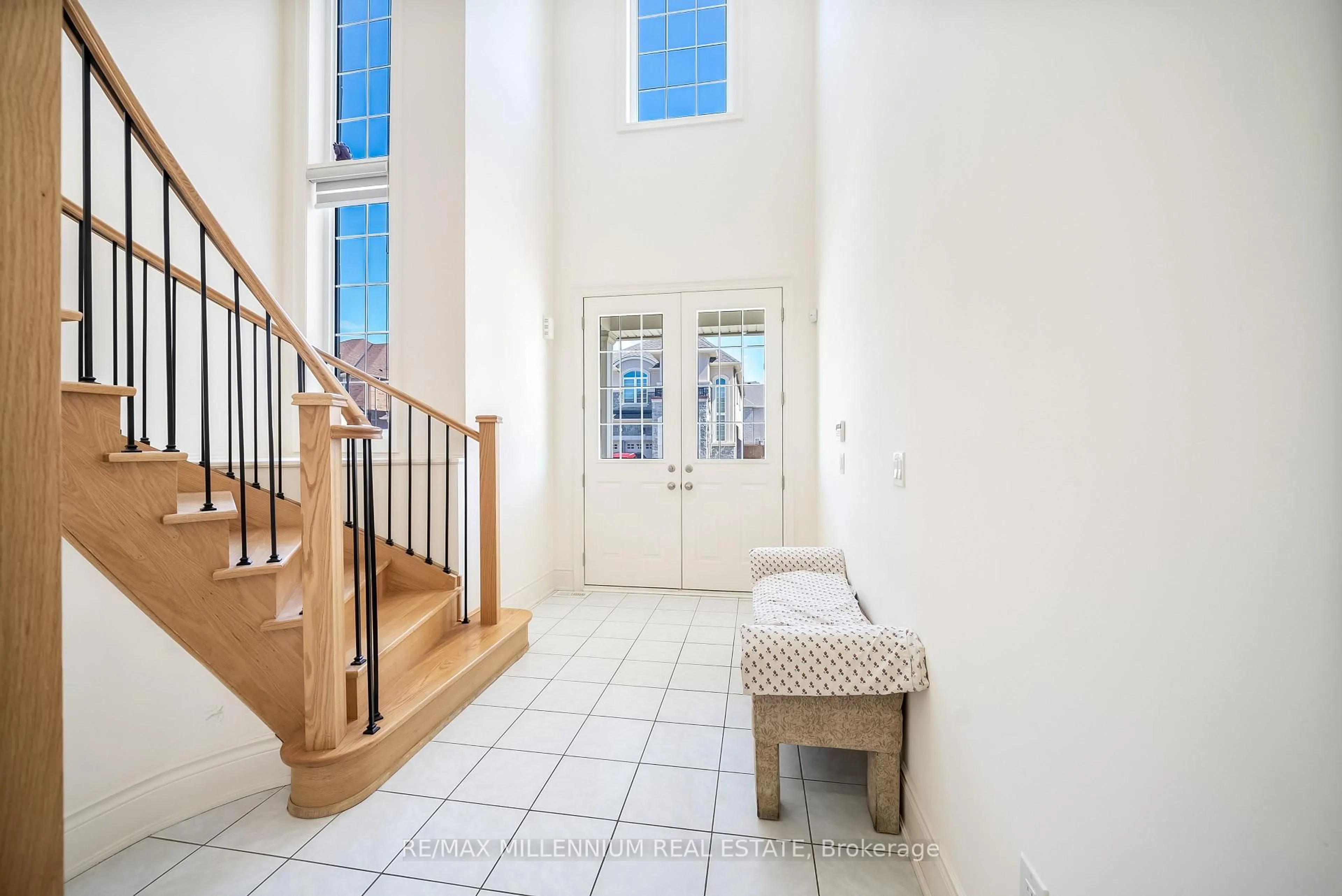 Indoor entryway for 52 Elverton Cres, Brampton Ontario L7A 4Z4