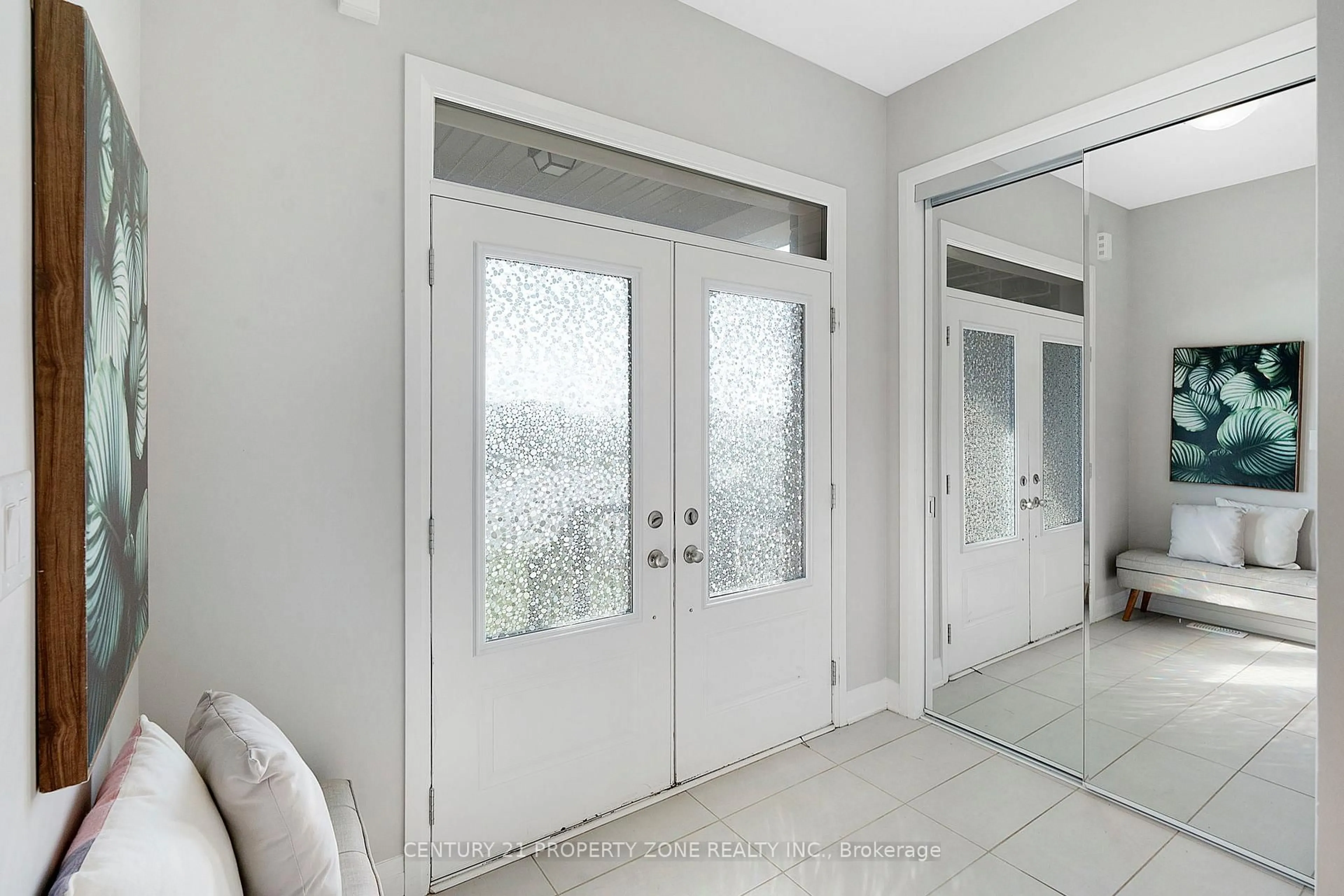 Indoor entryway for 1701 Thames Circ, Milton Ontario L9E 1Y5