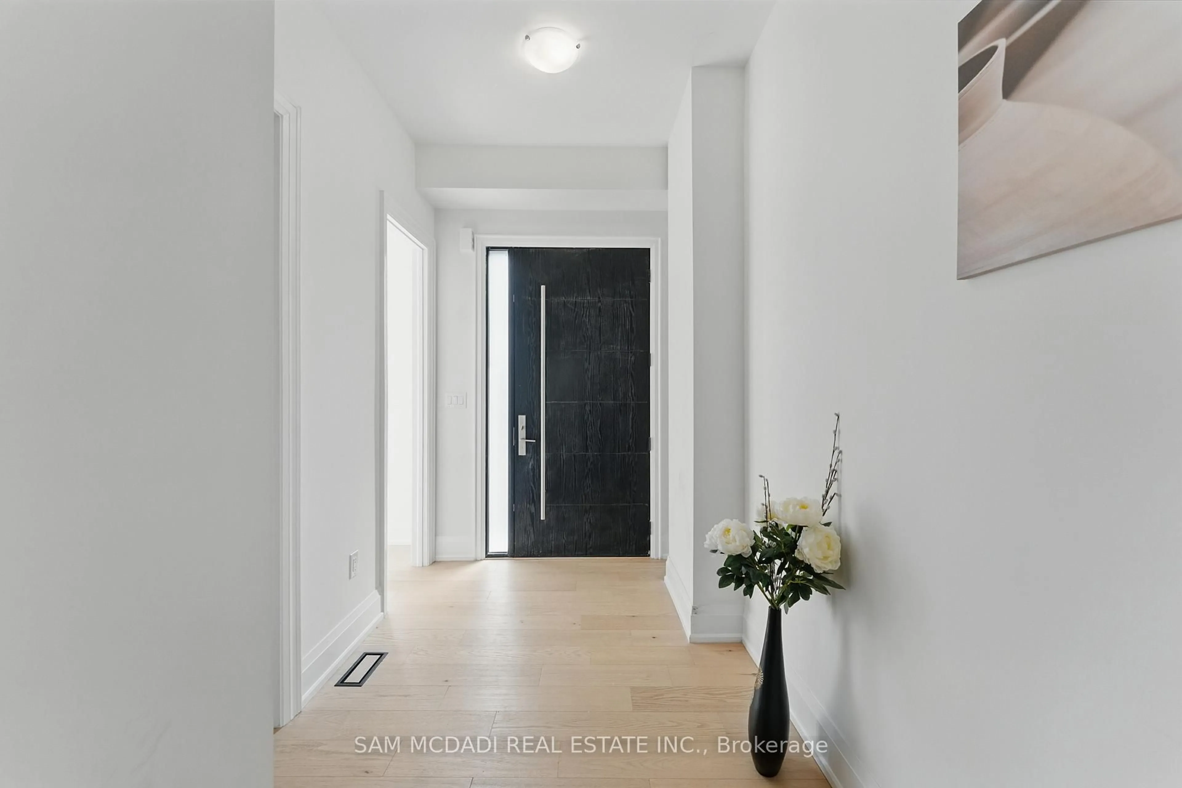 Indoor entryway for 1037 Meredith Ave, Mississauga Ontario L5E 2C6