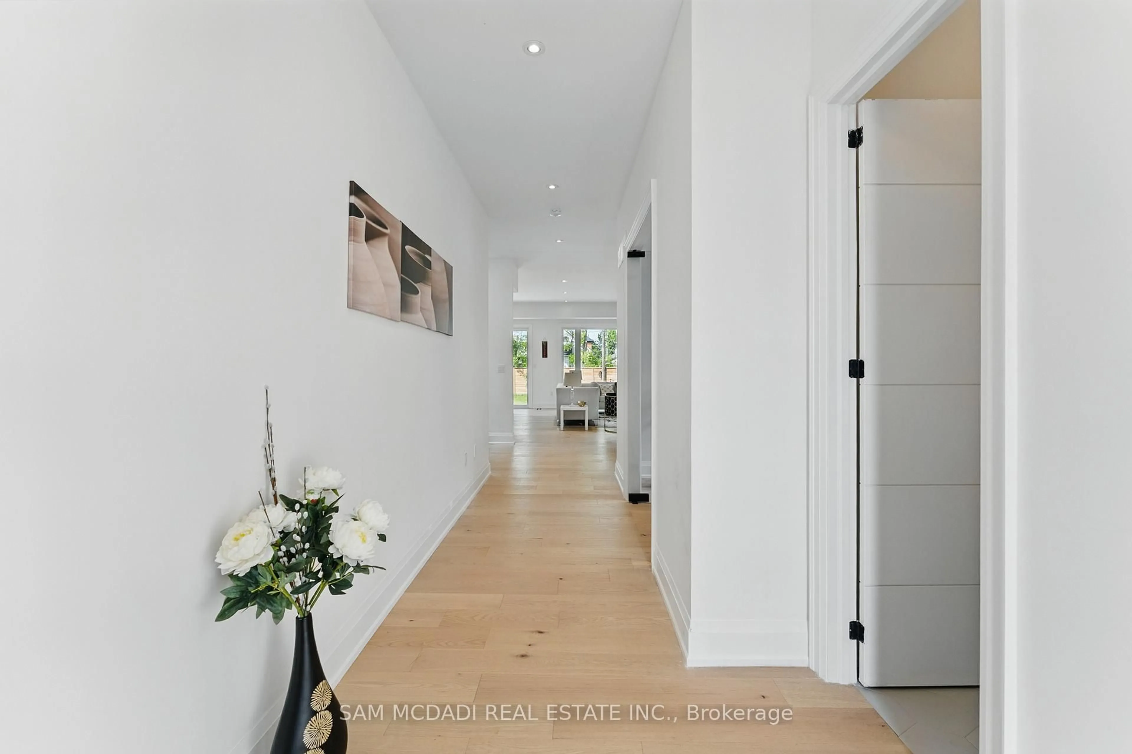 Indoor foyer for 1037 Meredith Ave, Mississauga Ontario L5E 2C6