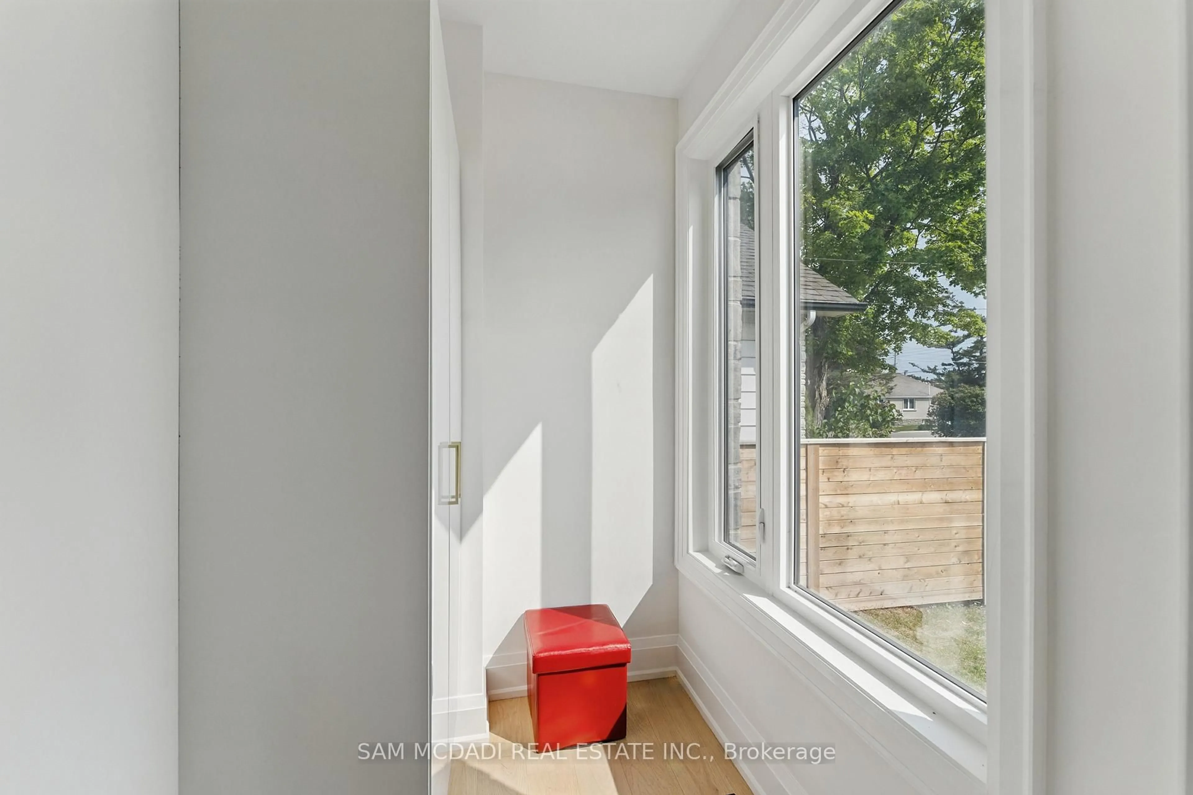 Indoor entryway for 1037 Meredith Ave, Mississauga Ontario L5E 2C6