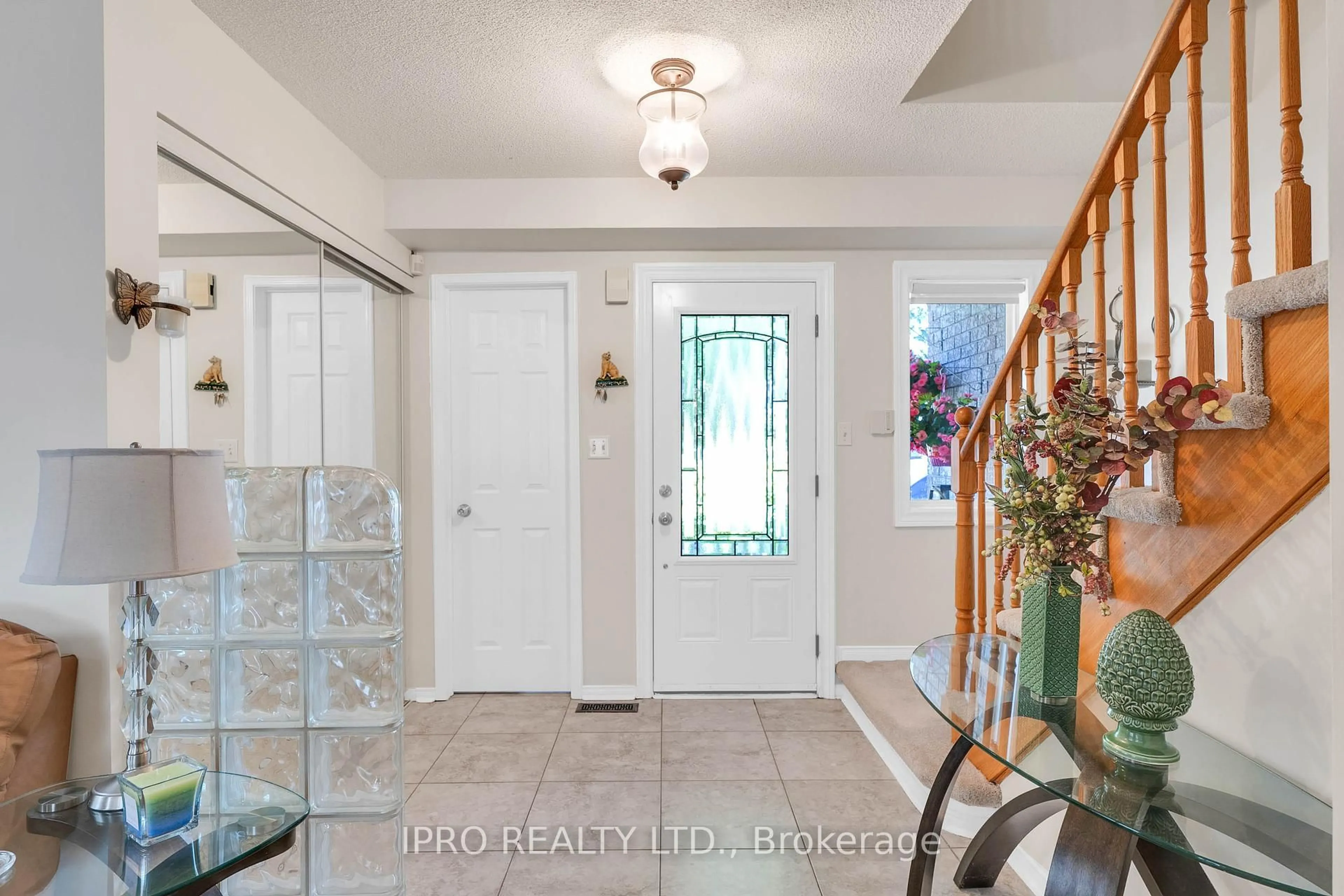 Indoor entryway for 12 Forestgrove Circ, Brampton Ontario L6Z 4T2