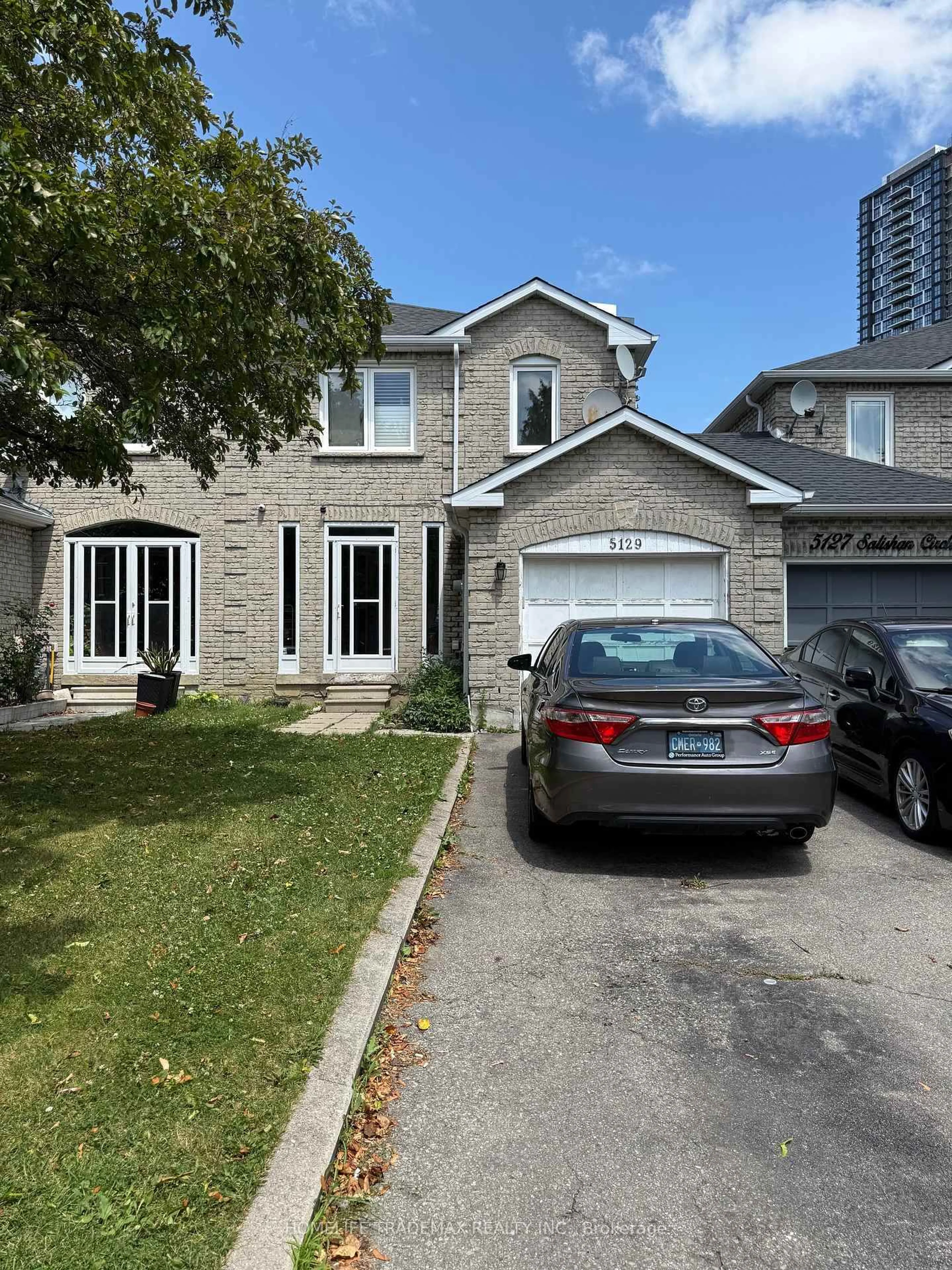 A pic from outside/outdoor area/front of a property/back of a property/a pic from drone, street for 5129 Salishan Circ, Mississauga Ontario L5R 3E8