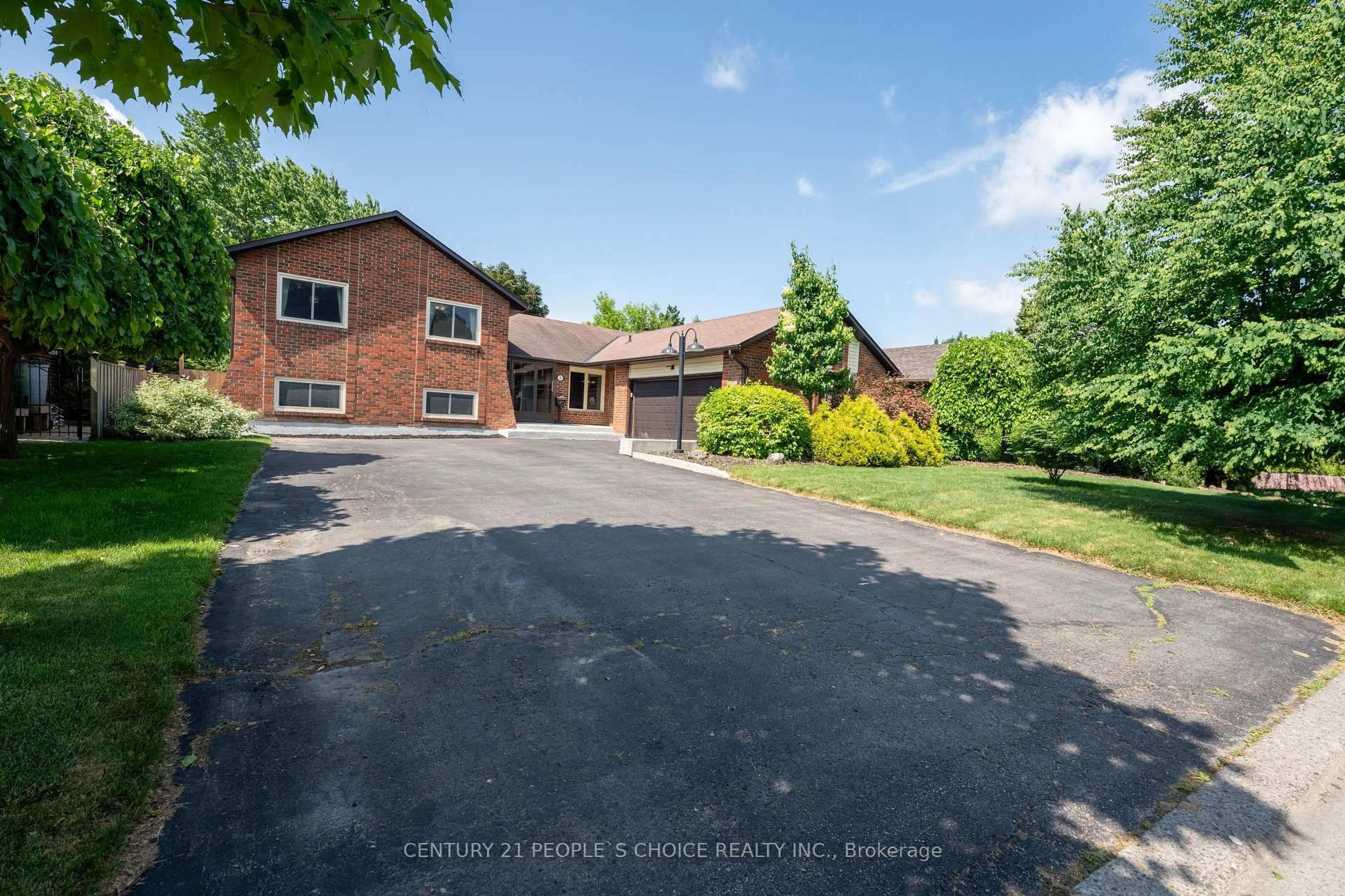 A pic from outside/outdoor area/front of a property/back of a property/a pic from drone, street for 23 Wadsworth Circ, Brampton Ontario L6Z 1W6