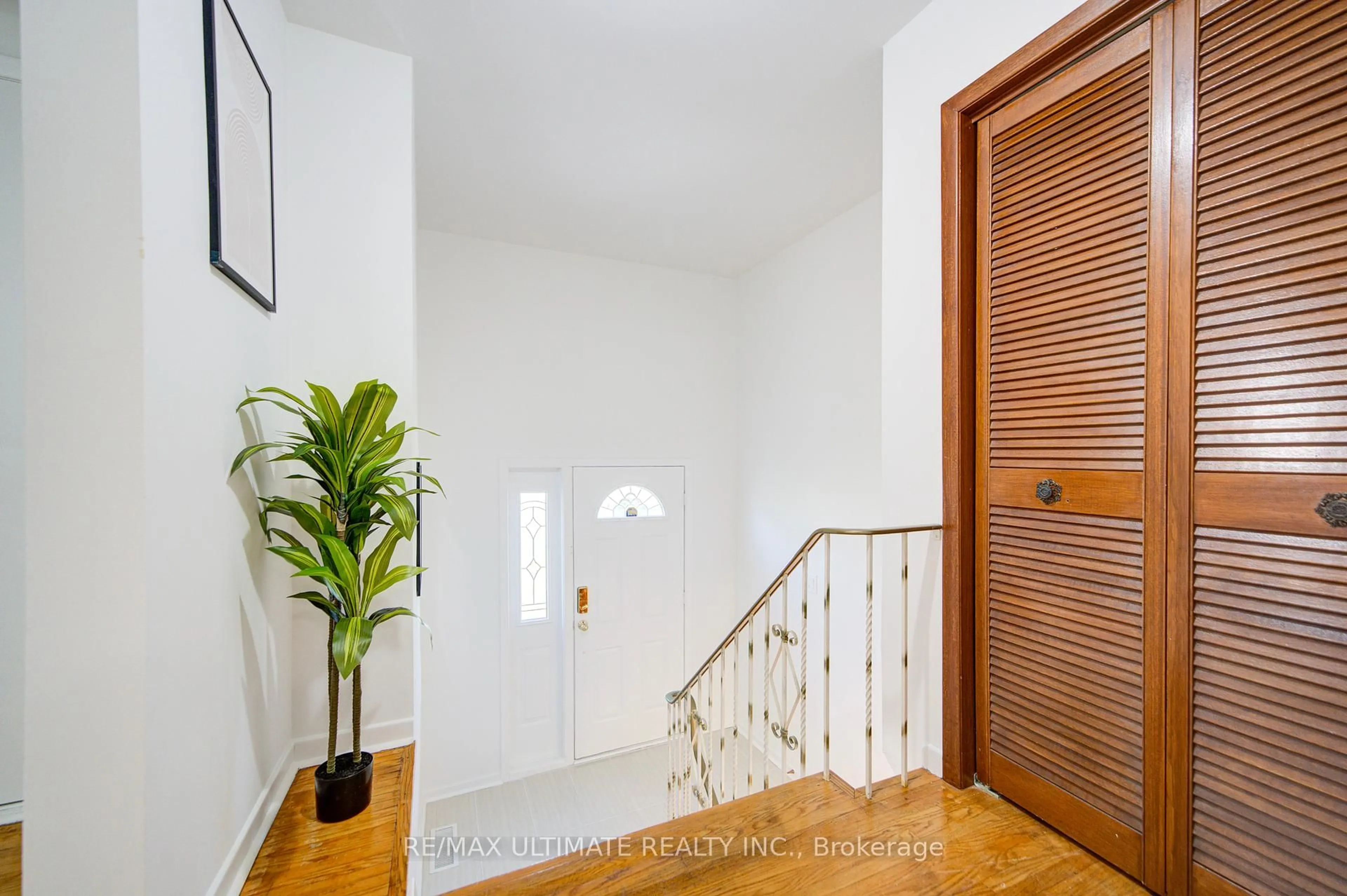 Indoor foyer for 3097 Morning Star Dr, Mississauga Ontario L4T 1X1