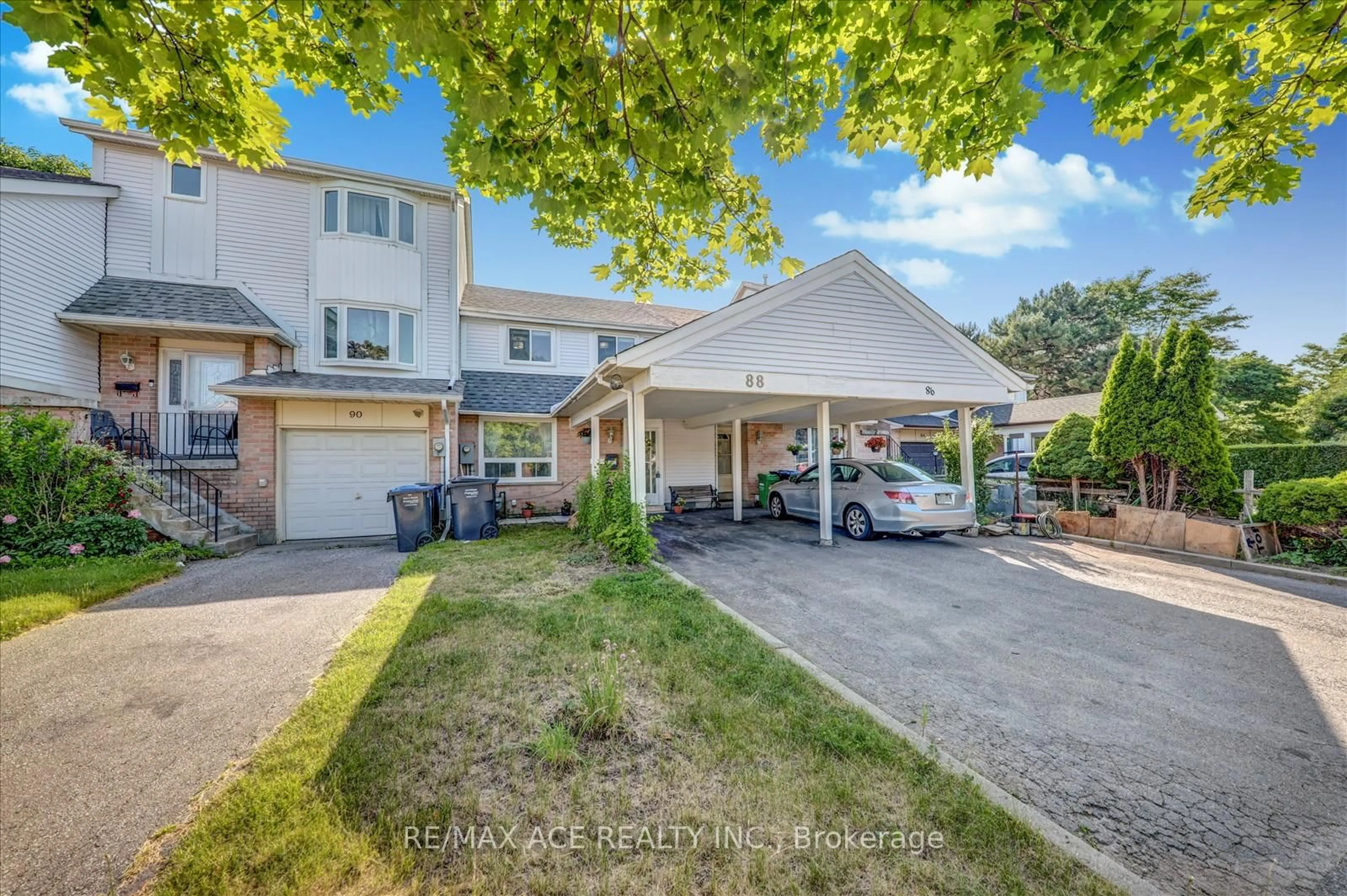 A pic from outside/outdoor area/front of a property/back of a property/a pic from drone, street for 88 Courtleigh Sq, Brampton Ontario L6Z 1J3