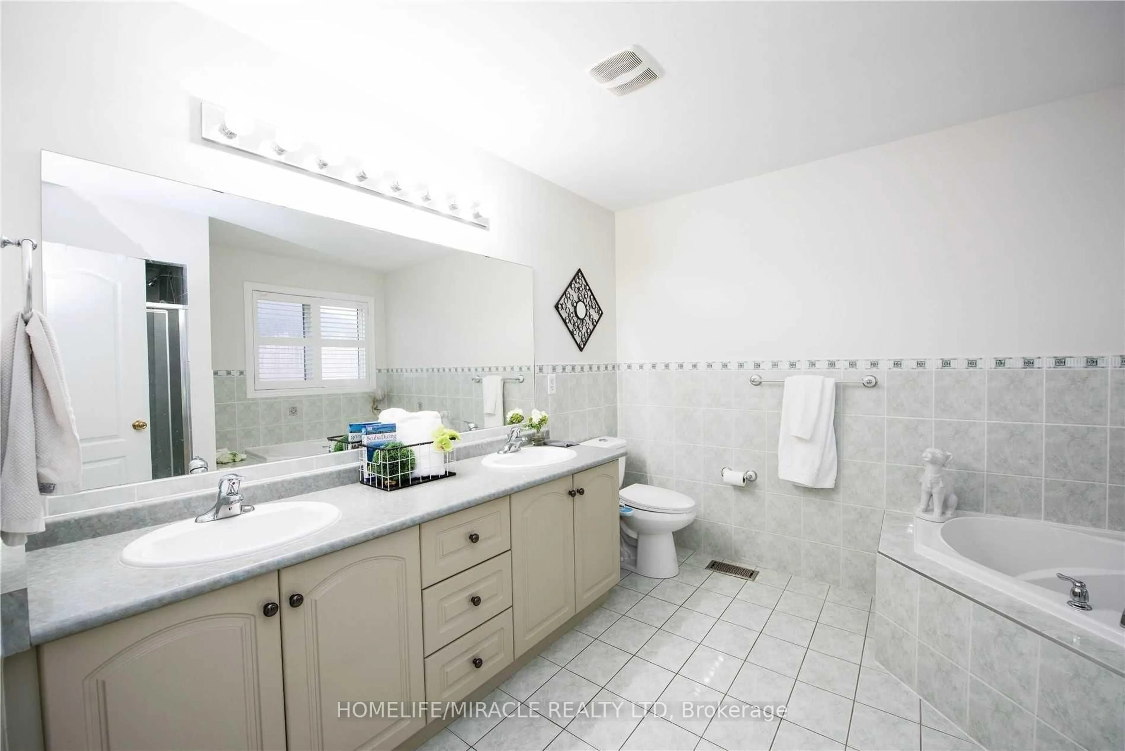 Standard bathroom, ceramic/tile floor for 58 Dovehaven Cres. Cres, Brampton Ontario L6P 2N8