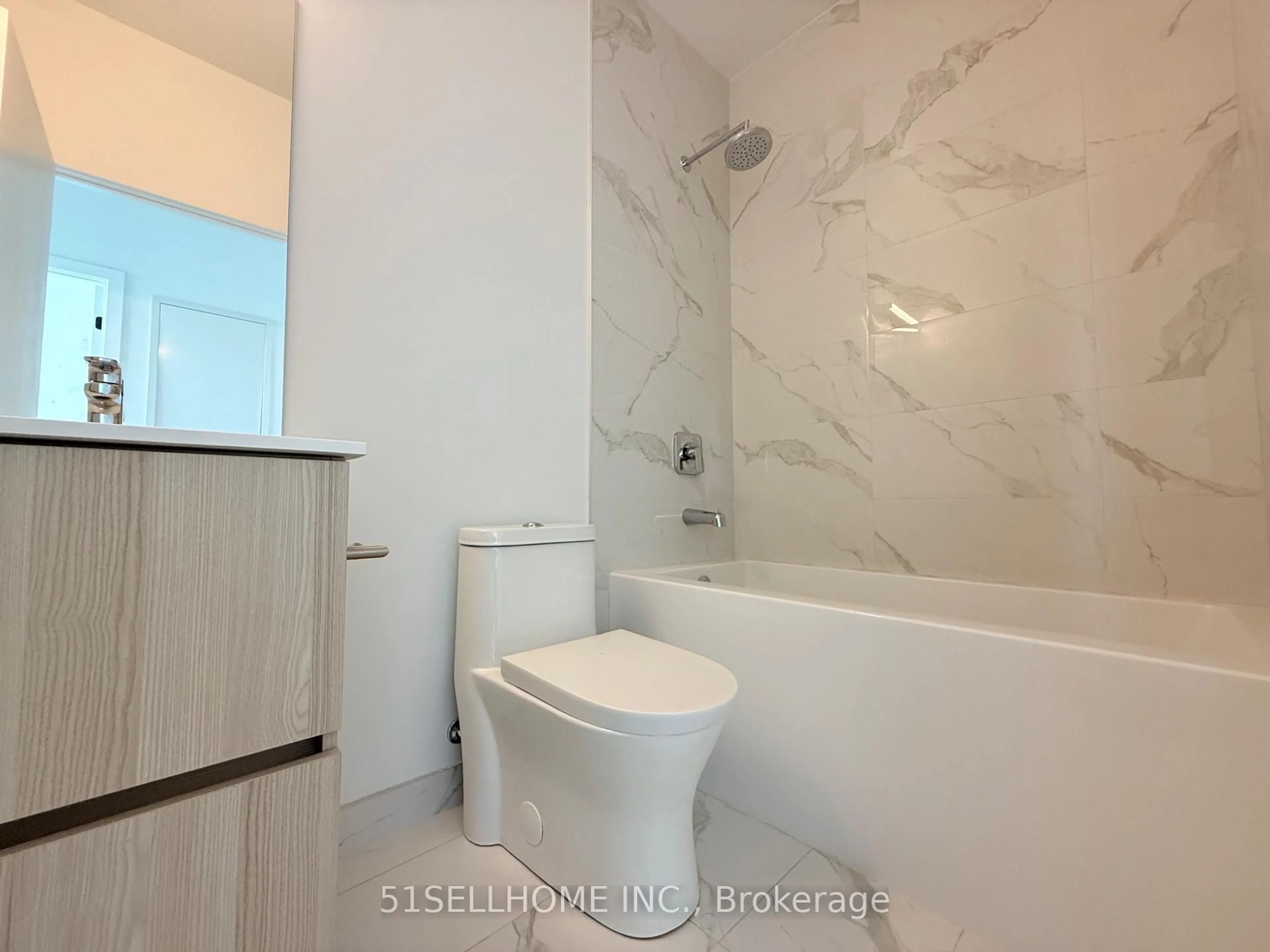 Standard bathroom, ceramic/tile floor for 220 Missinnihe Way #Th4, Mississauga Ontario L5H 0A9