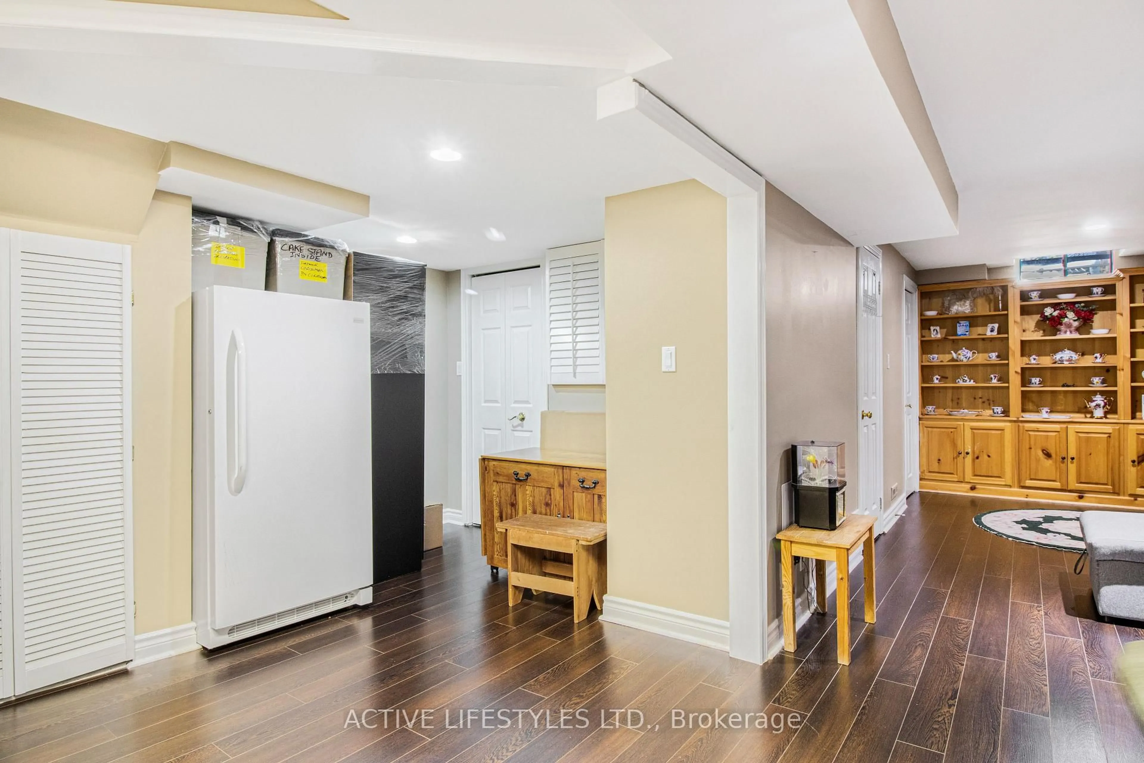 Indoor entryway for 10 Hartnell Sq #59, Brampton Ontario L6S 5W7