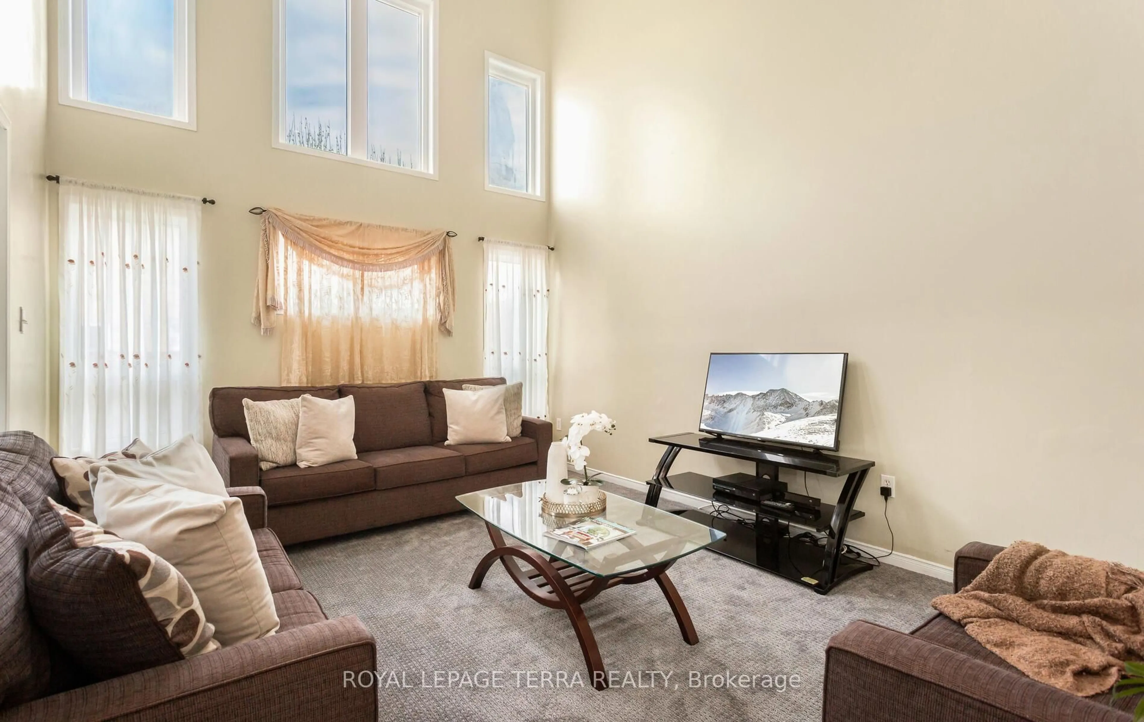 Living room with furniture, unknown for 355 Edenbrook Hill Dr, Brampton Ontario L7A 2N4