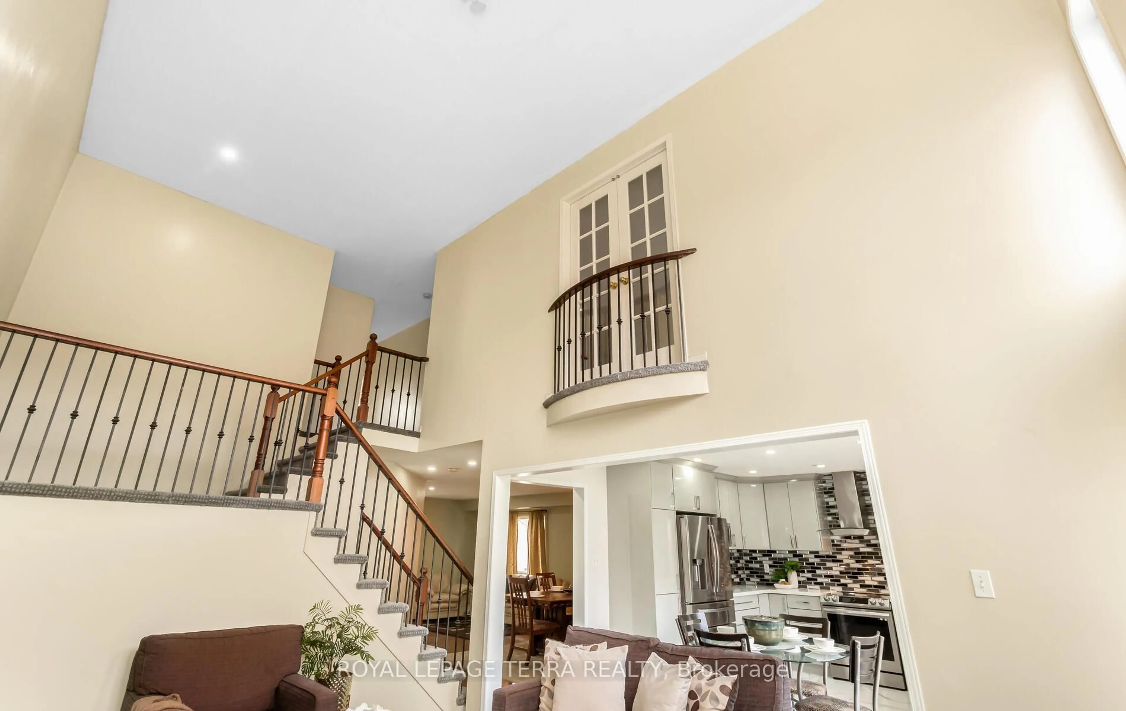 Indoor foyer for 355 Edenbrook Hill Dr, Brampton Ontario L7A 2N4