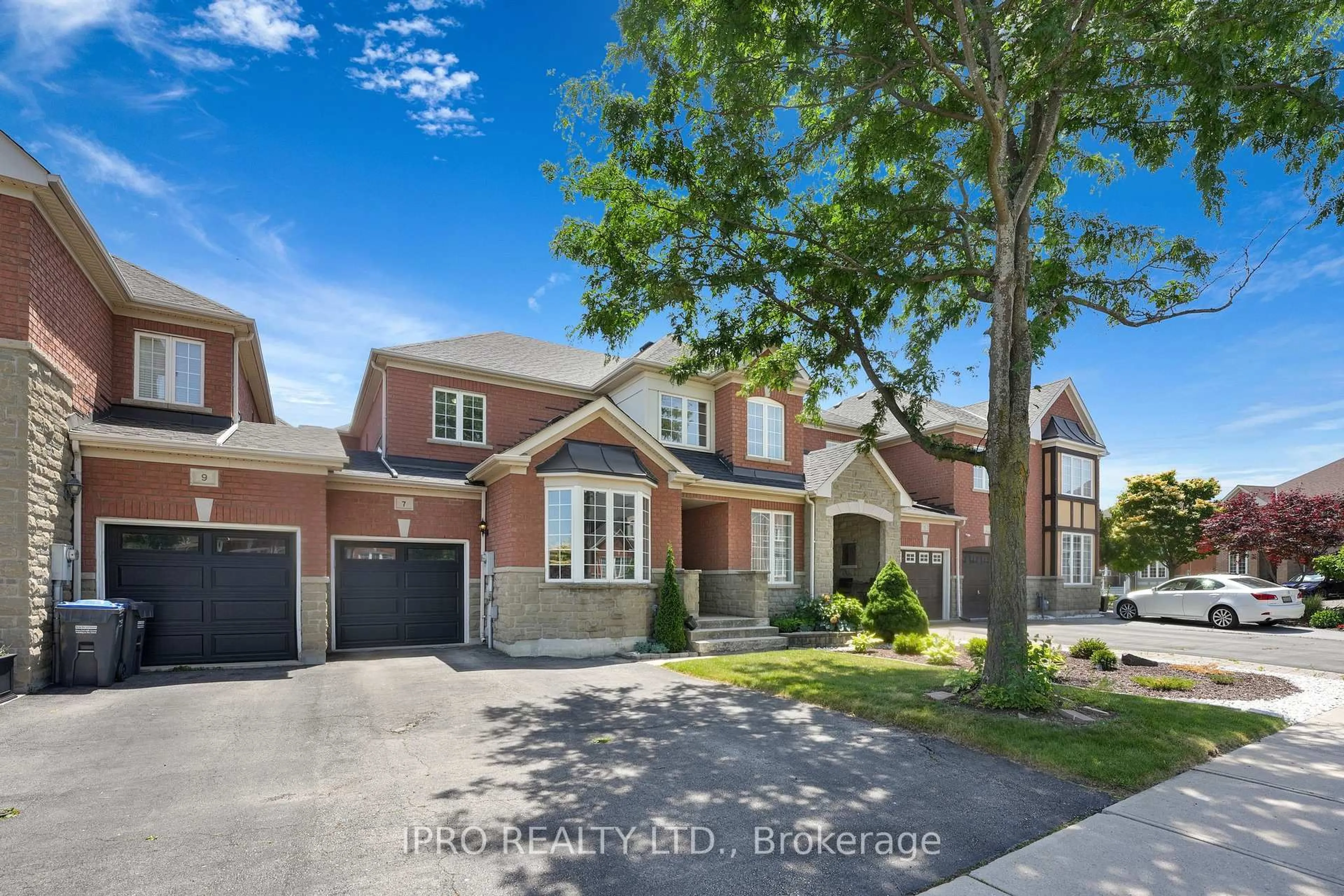 Home with brick exterior material, street for 7 Millhouse Mews, Brampton Ontario L6Y 5J2