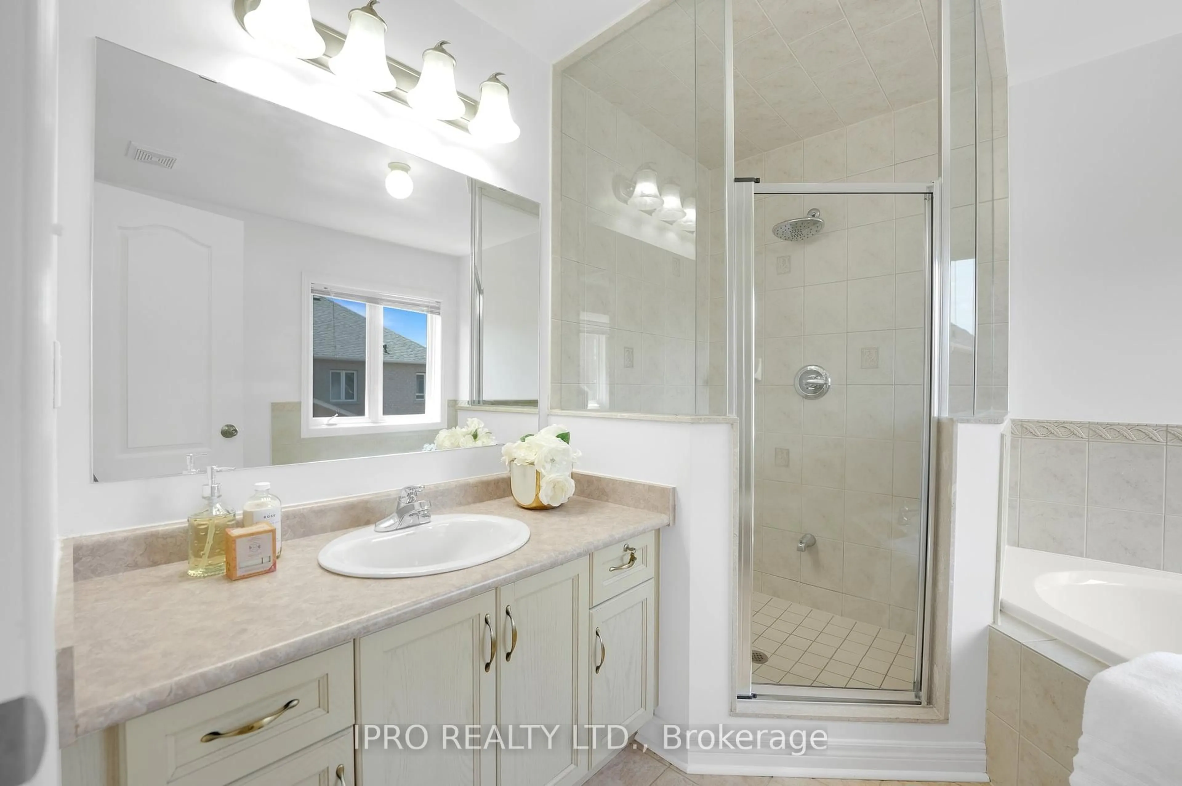 Standard bathroom, ceramic/tile floor for 7 Millhouse Mews, Brampton Ontario L6Y 5J2