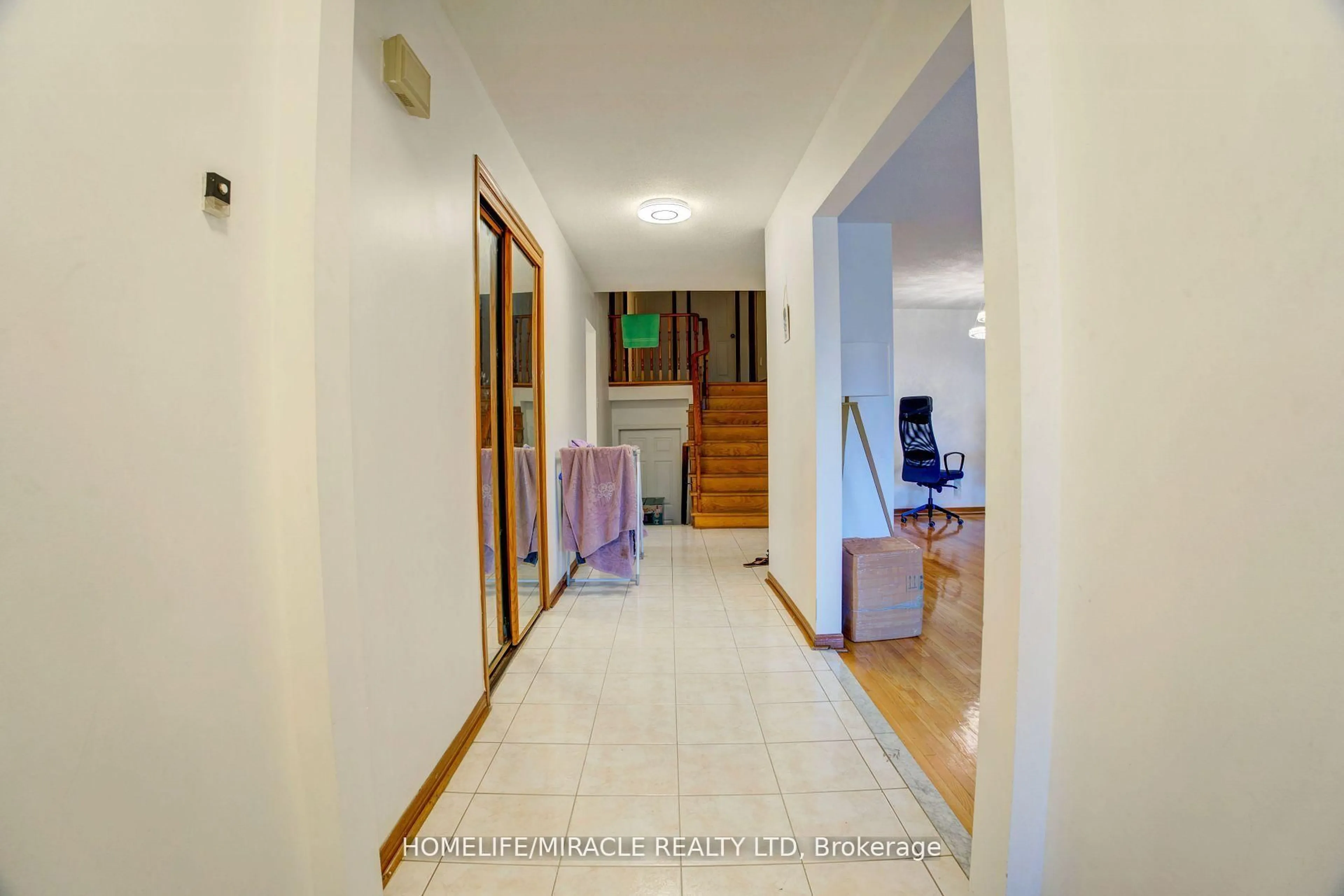 Indoor foyer for 71 Kingsview Blvd, Toronto Ontario M9R 1V1