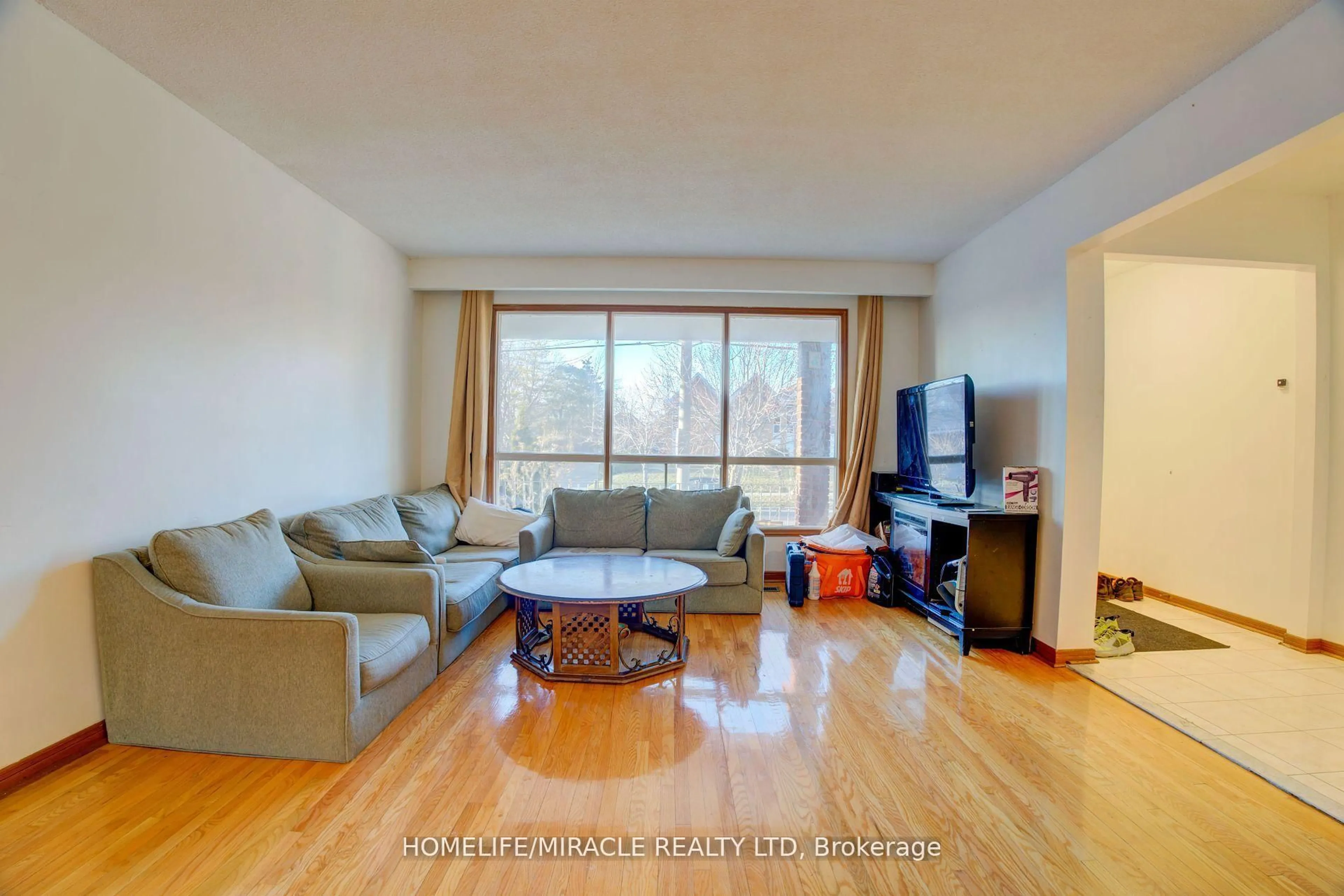 Living room with furniture, wood/laminate floor for 71 Kingsview Blvd, Toronto Ontario M9R 1V1