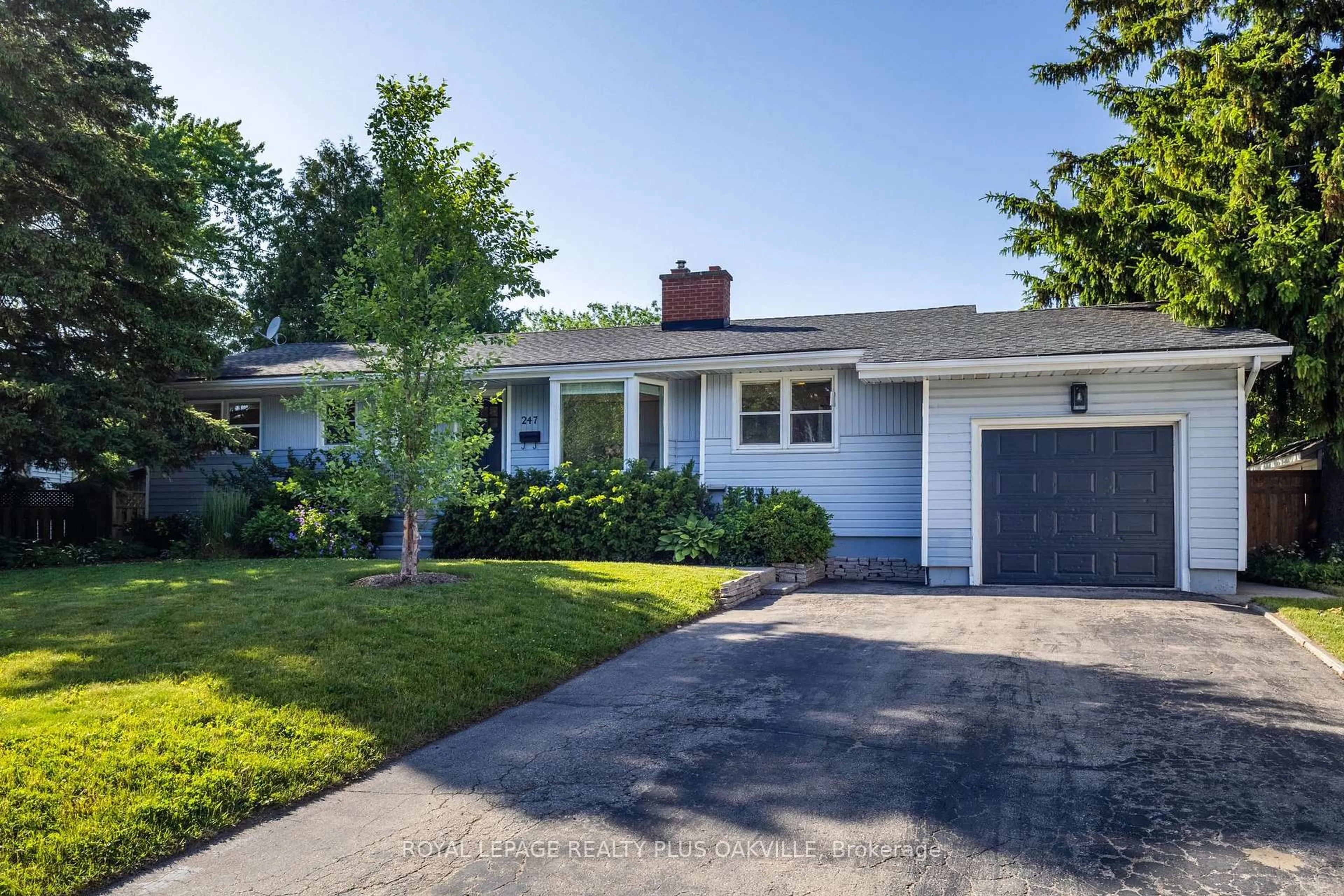 Home with vinyl exterior material, street for 247 Elmhurst Cres, Burlington Ontario L7L 2A5