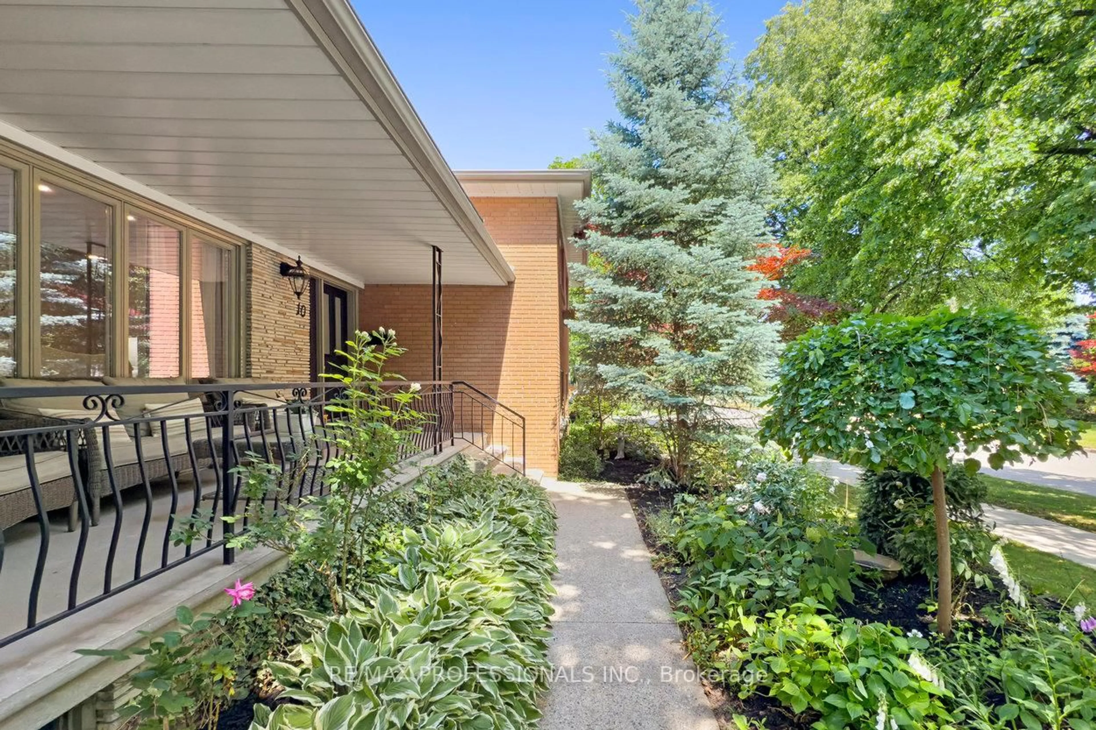 Patio, street for 10 Woodcrest Dr, Toronto Ontario M9A 4H9