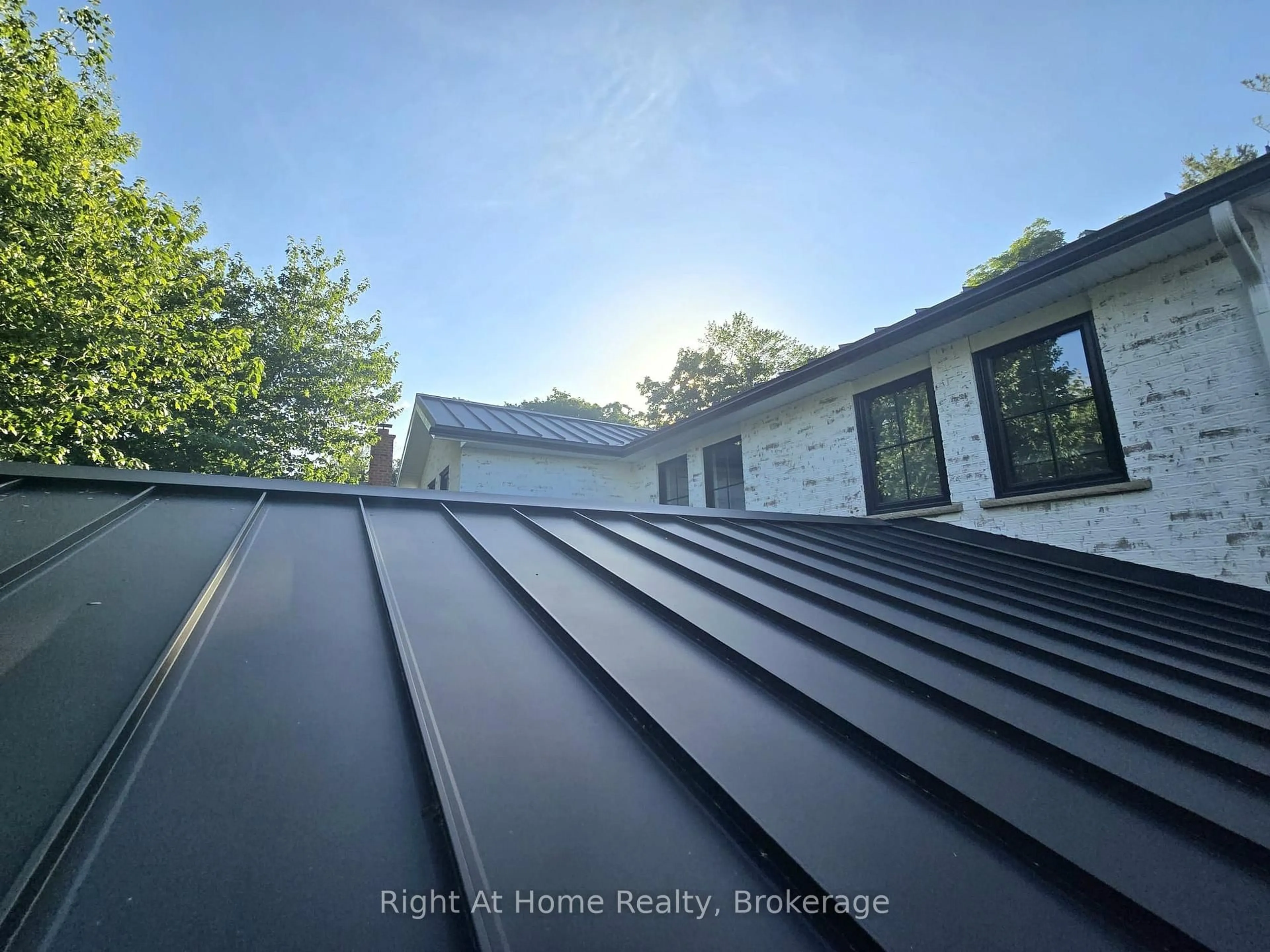 Home with vinyl exterior material, unknown for 1229 Priory Crt, Oakville Ontario L6M 1B5