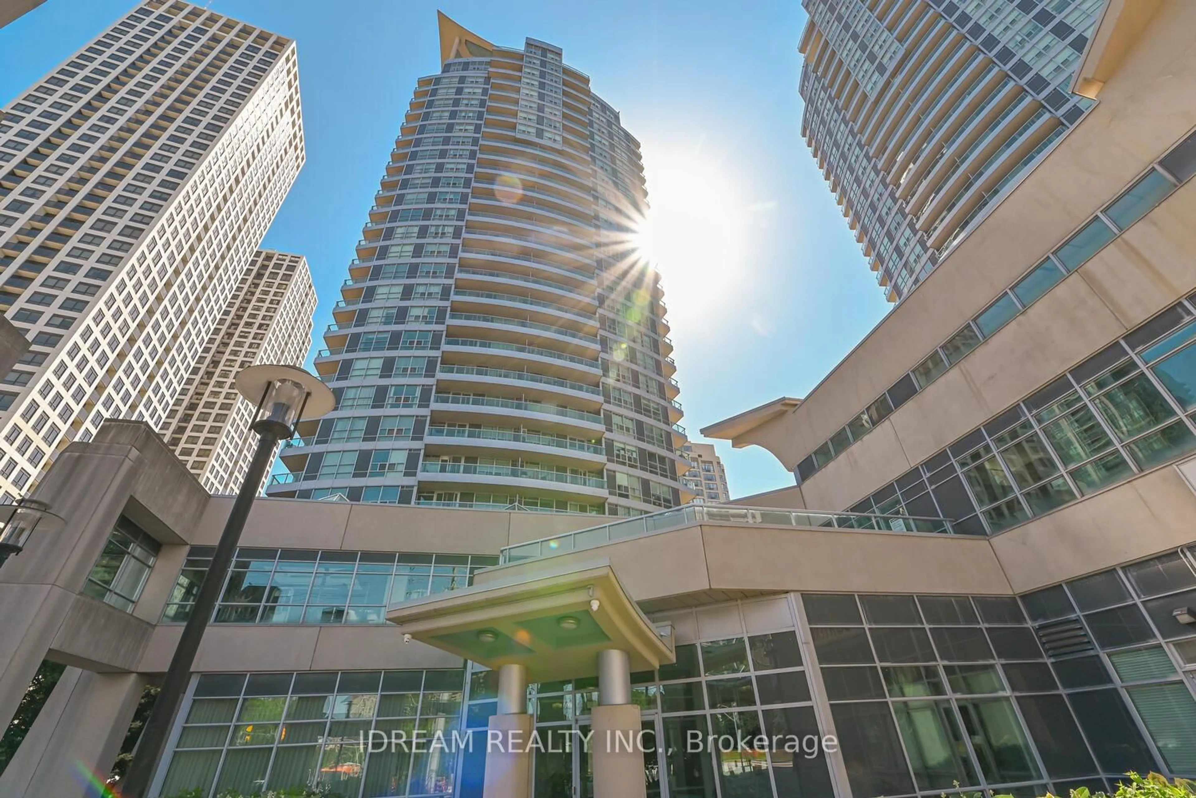 Indoor foyer for 33 Elm Dr #201, Mississauga Ontario L5B 4M2