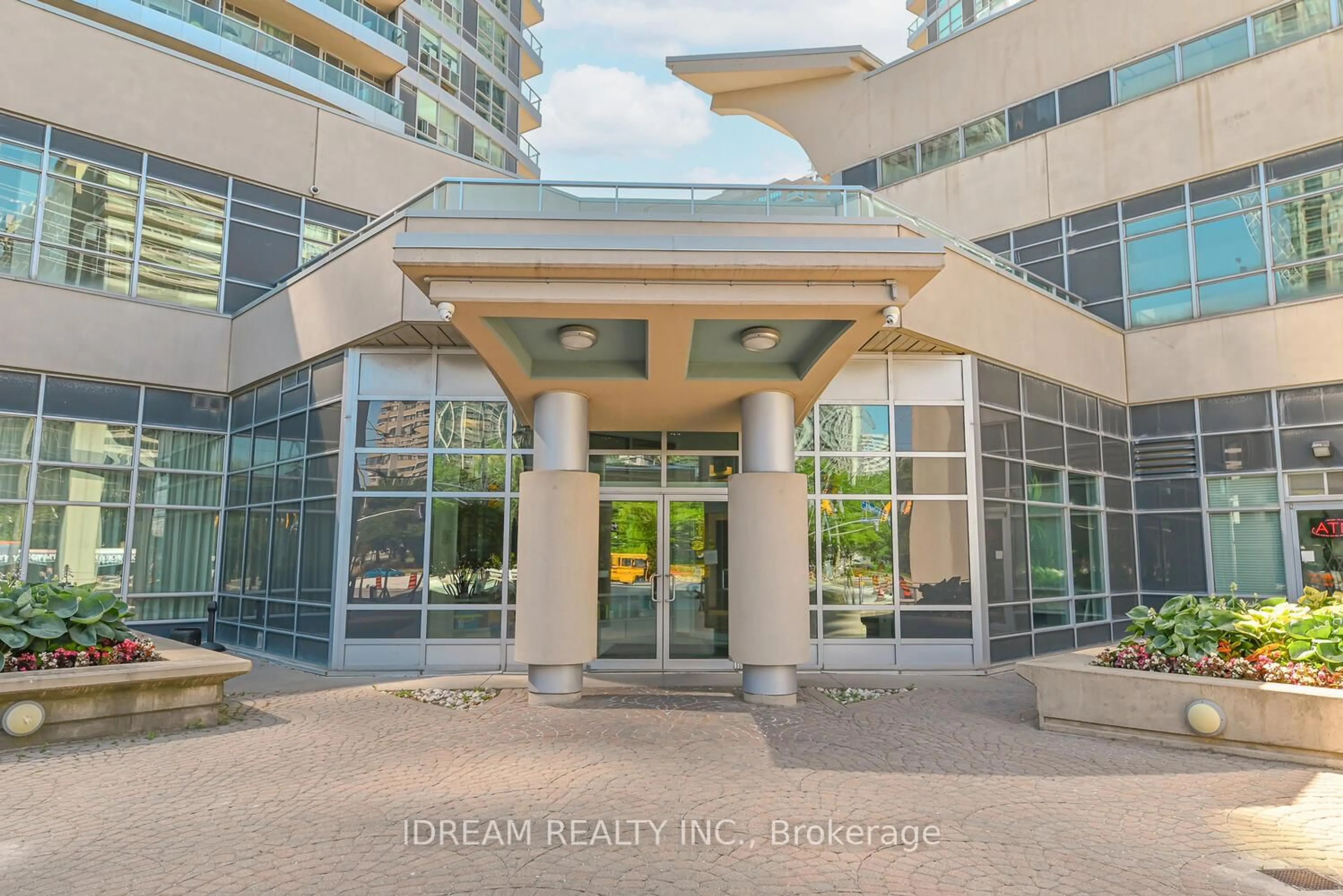 Indoor foyer for 33 Elm Dr #201, Mississauga Ontario L5B 4M2