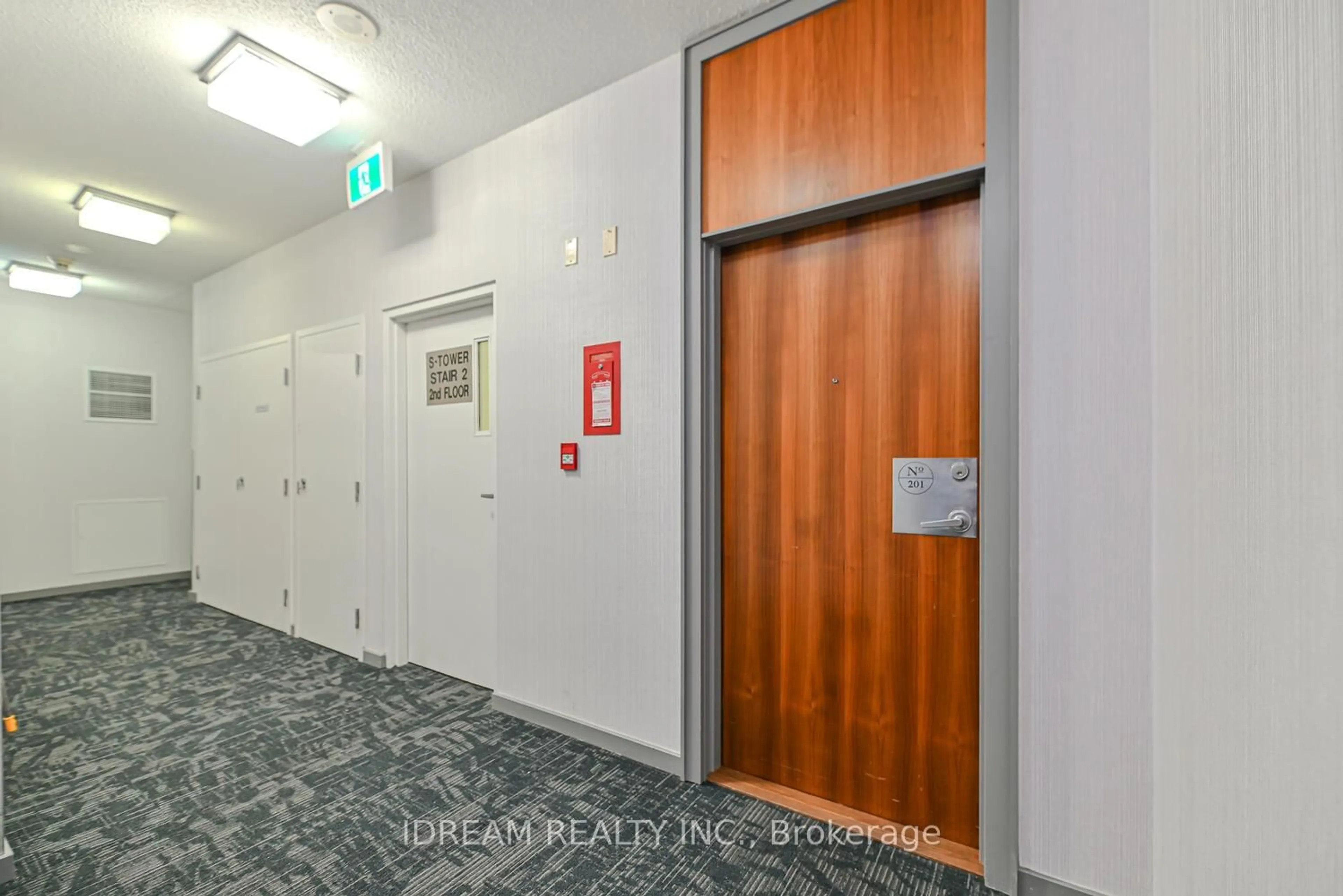 Indoor foyer for 33 Elm Dr #201, Mississauga Ontario L5B 4M2