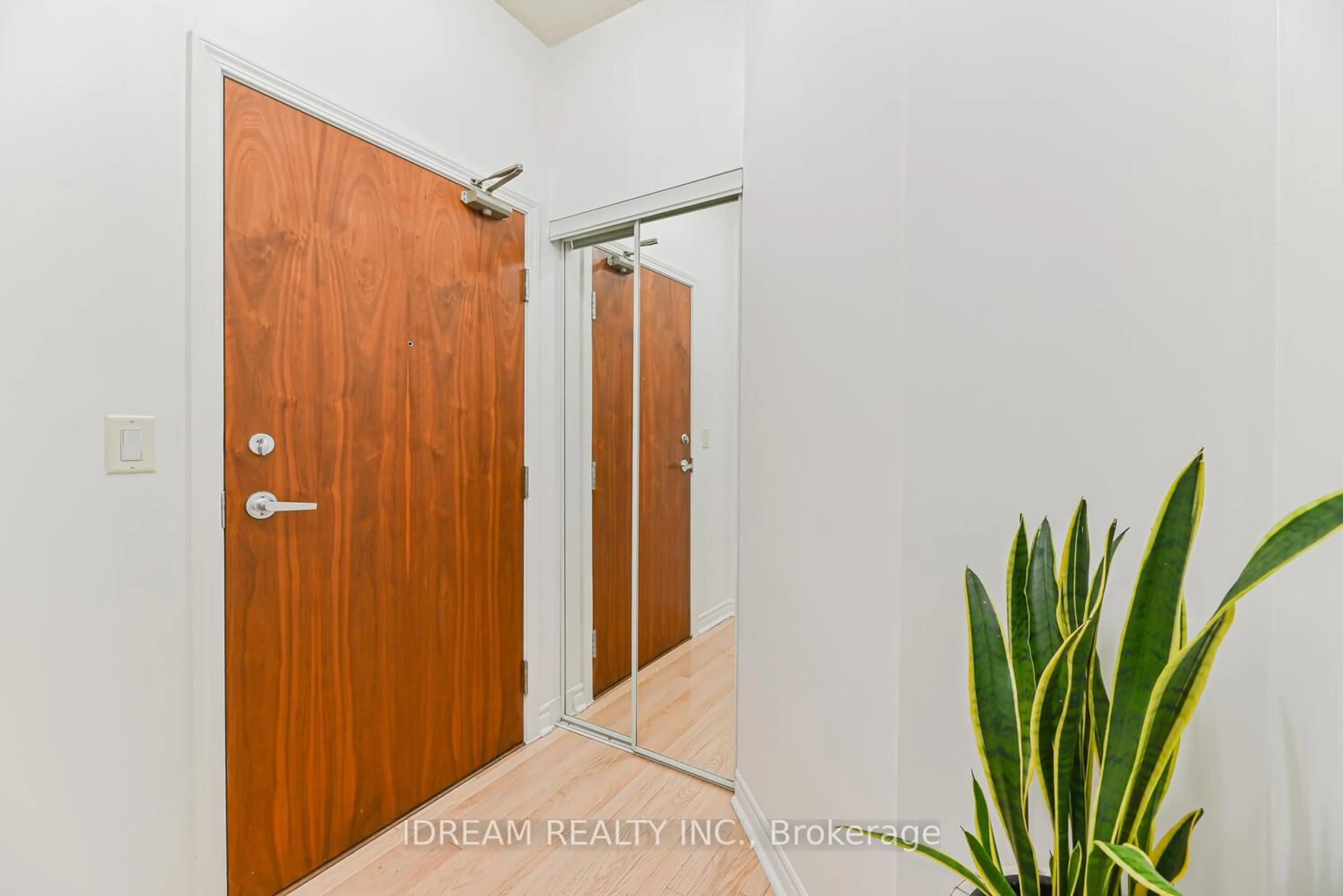 Indoor entryway for 33 Elm Dr #201, Mississauga Ontario L5B 4M2