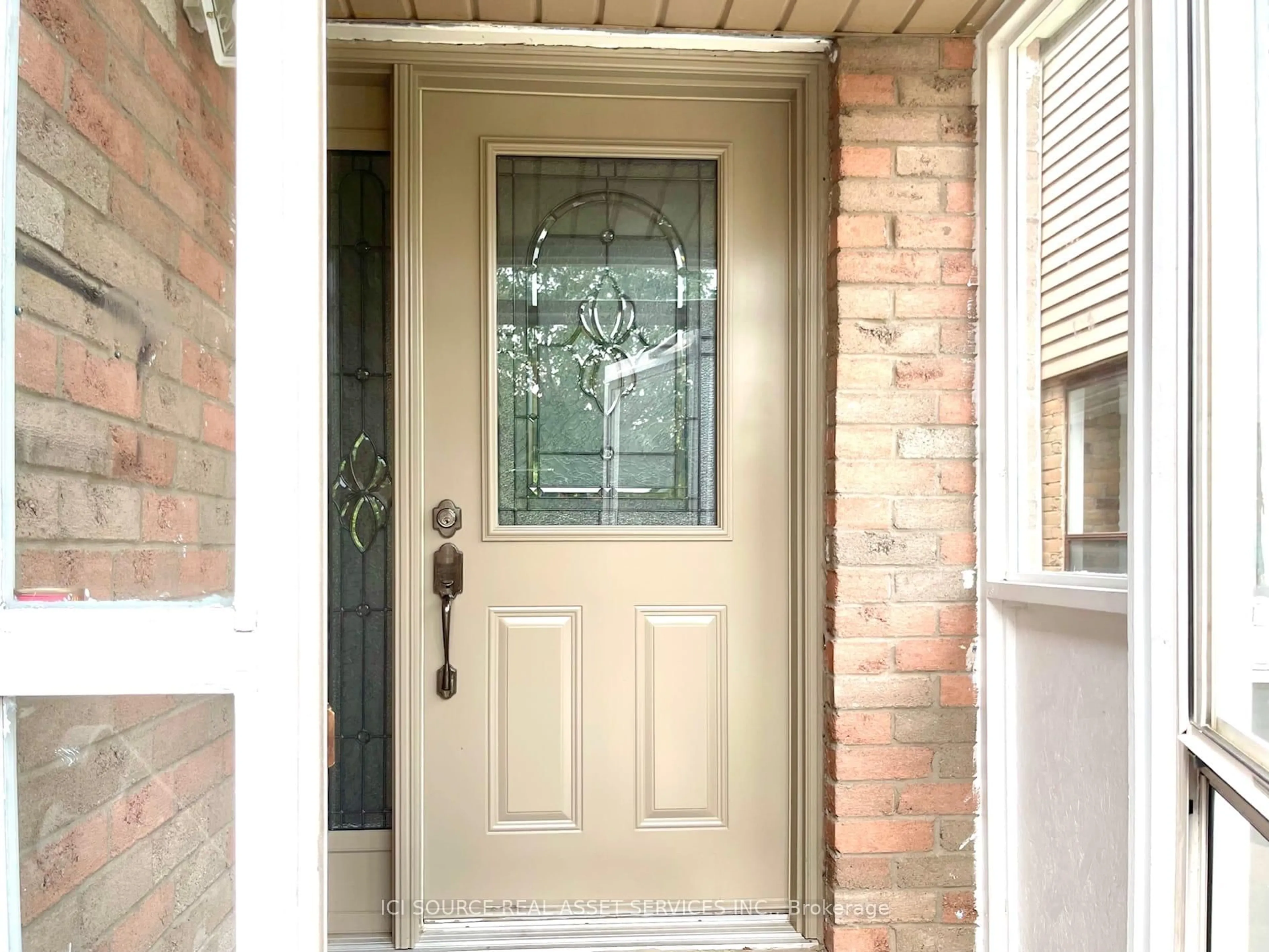 Indoor entryway for 56 Niagara Pl, Brampton Ontario L6S 4Y8