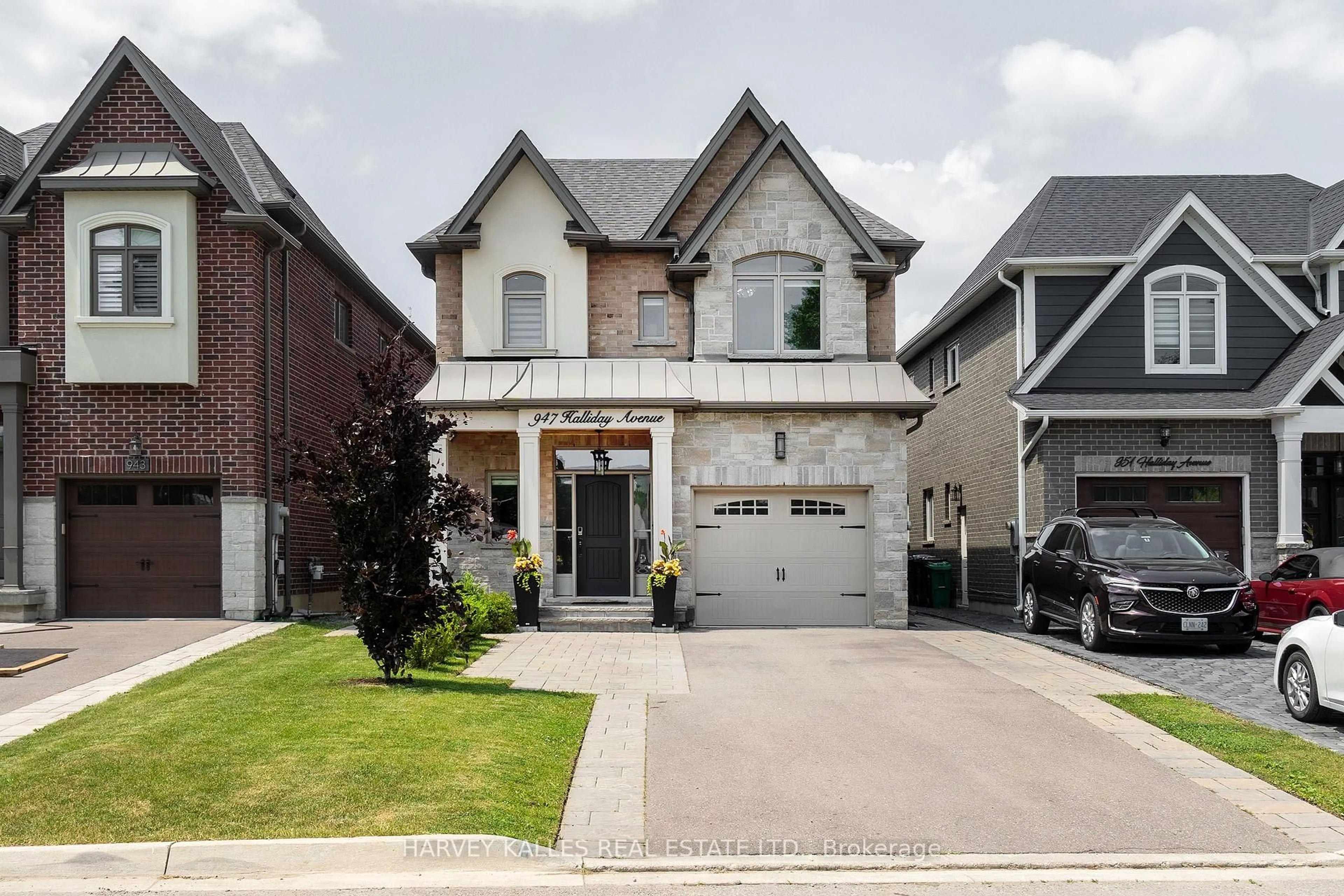 Home with brick exterior material, street for 947 Halliday Ave, Mississauga Ontario L5E 1P4