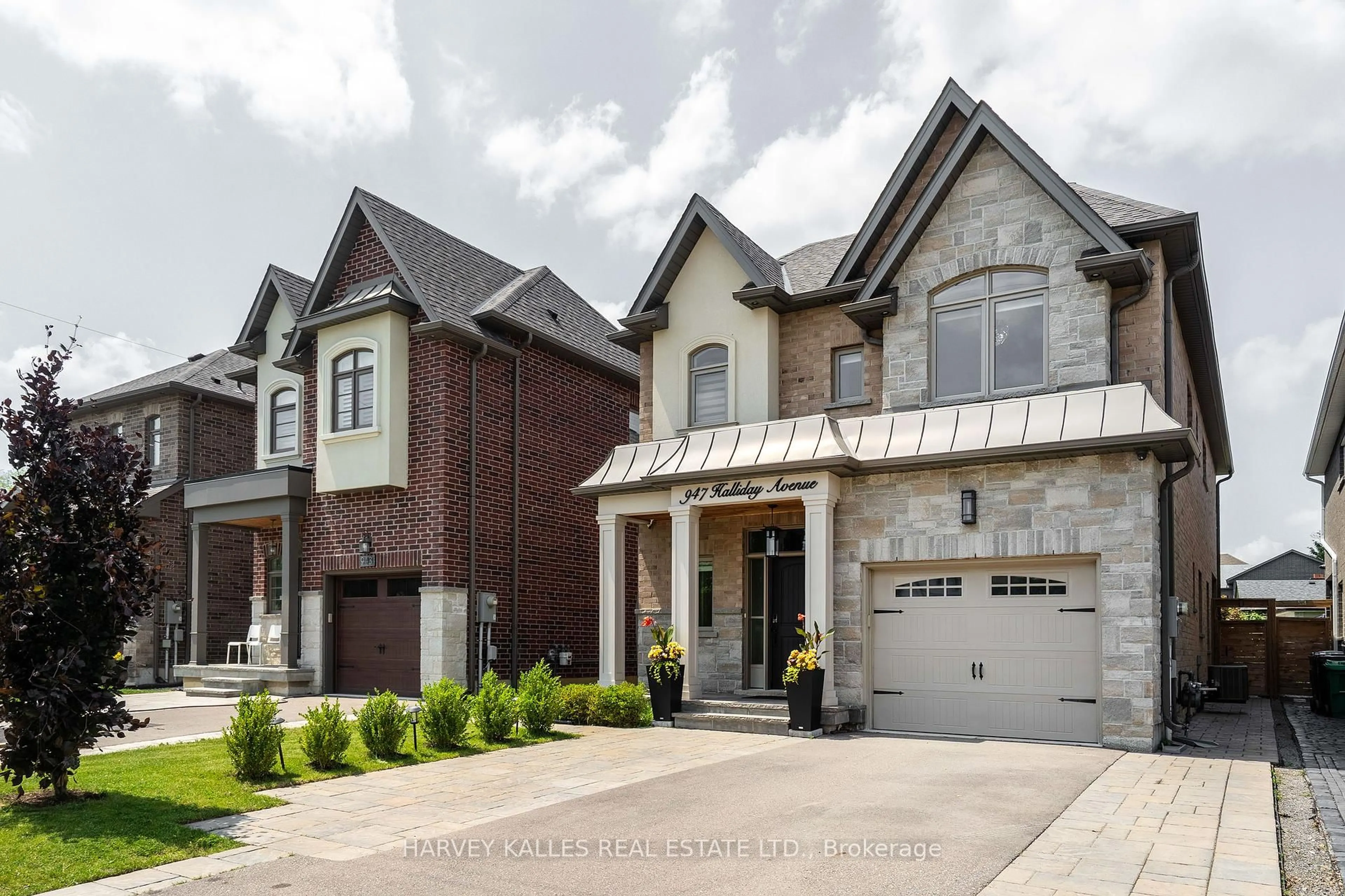 Home with brick exterior material, street for 947 Halliday Ave, Mississauga Ontario L5E 1P4