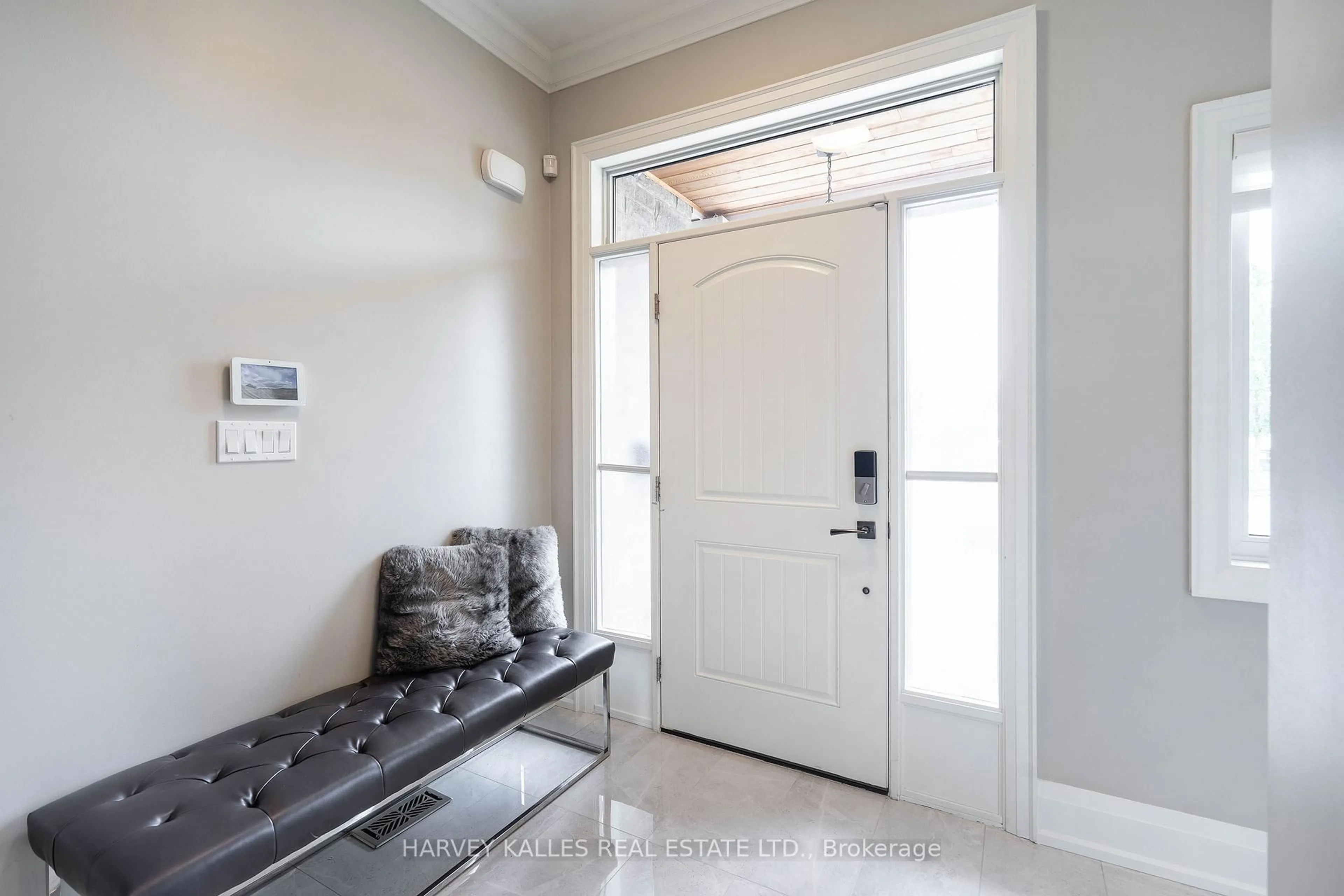 Indoor entryway for 947 Halliday Ave, Mississauga Ontario L5E 1P4